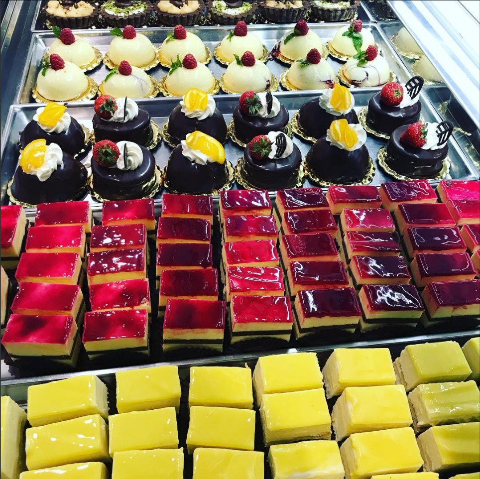 Una varietà di dolci sono esposti in una panetteria