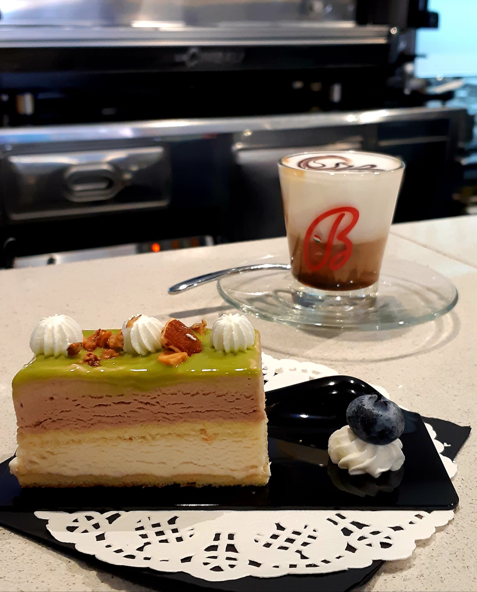 Una fetta di torta e una tazza di caffè su un tavolo