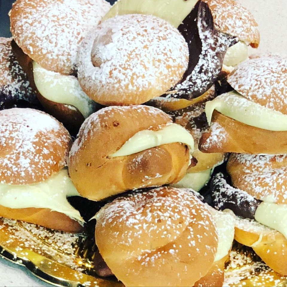 Un mucchio di pasticcini ricoperti di zucchero a velo