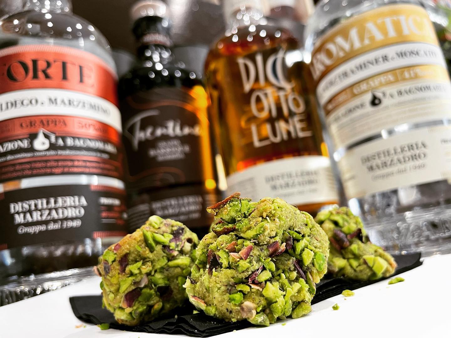 Una bottiglia di otto lune è accanto a una bottiglia di orti