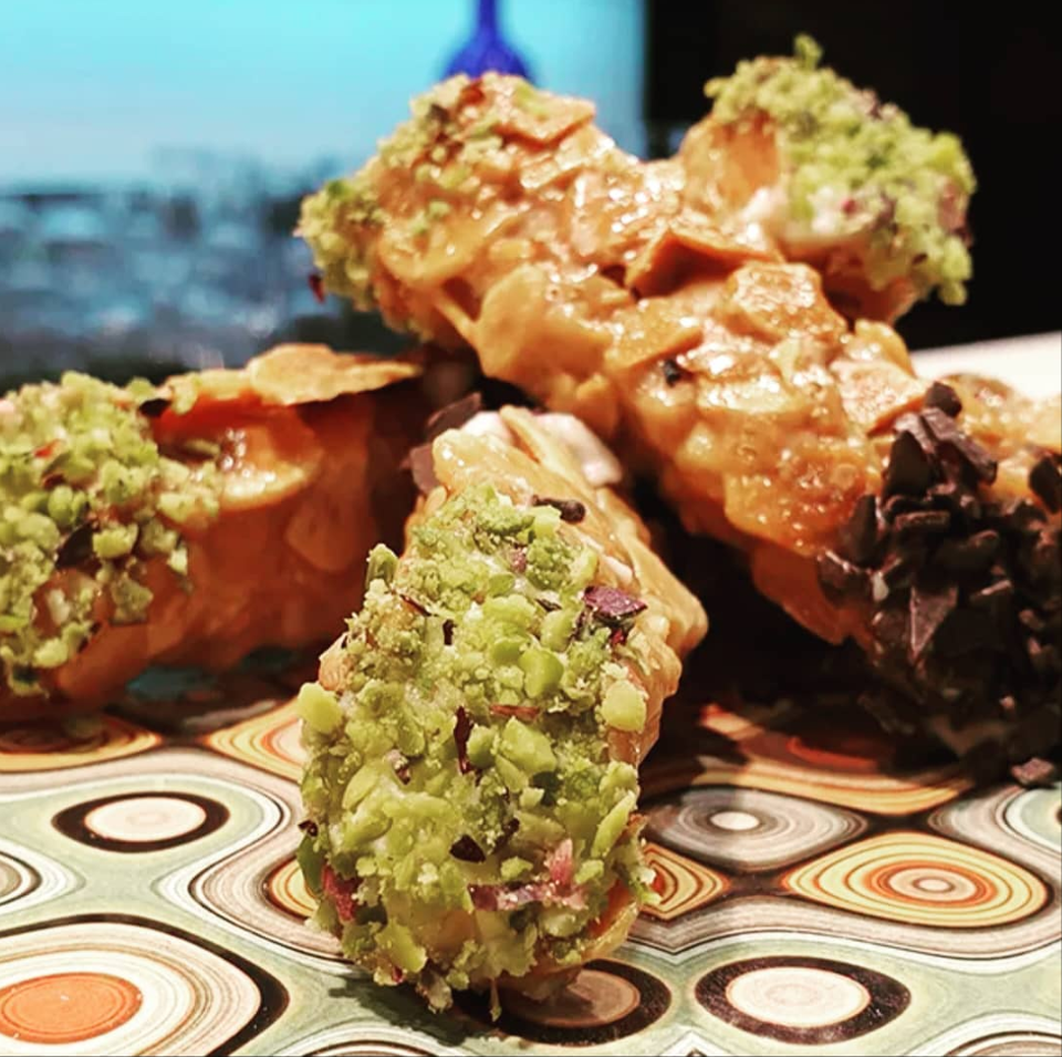 Un primo piano di un po' di cibo su un tavolo