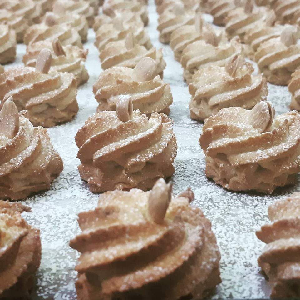 biscotti ricoperti di zucchero a velo