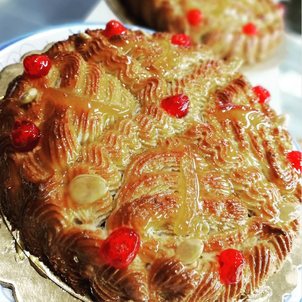 Un primo piano di una torta con ciliegie sopra