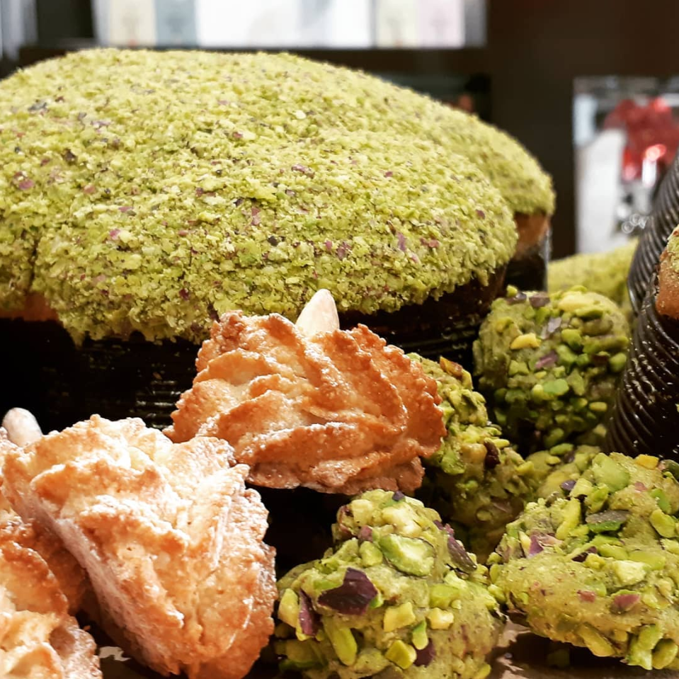 Un primo piano di una torta con pistacchi sopra