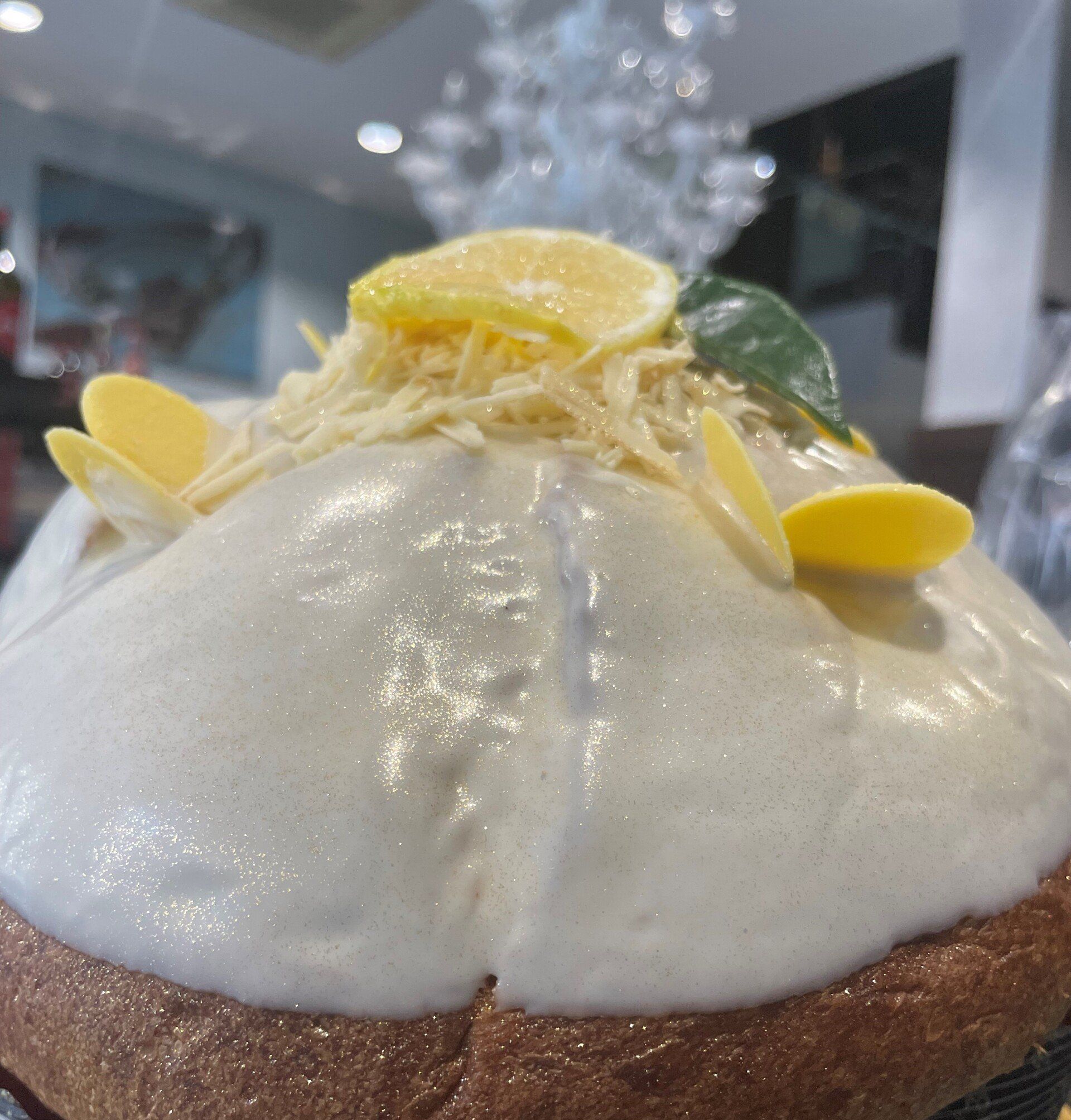 Un primo piano di un panettone con fette di limone sopra