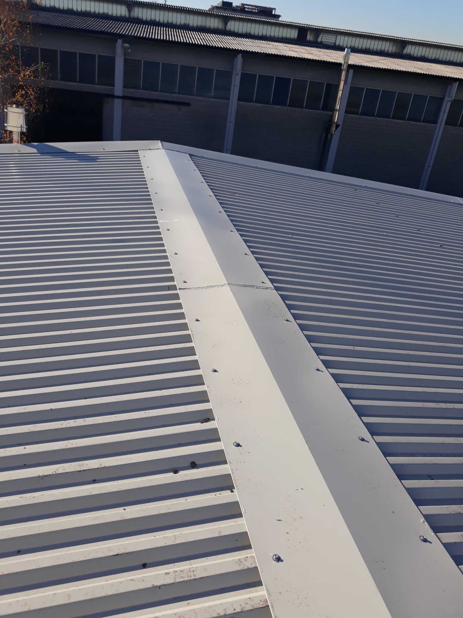 Il tetto di un edificio con una striscia bianca