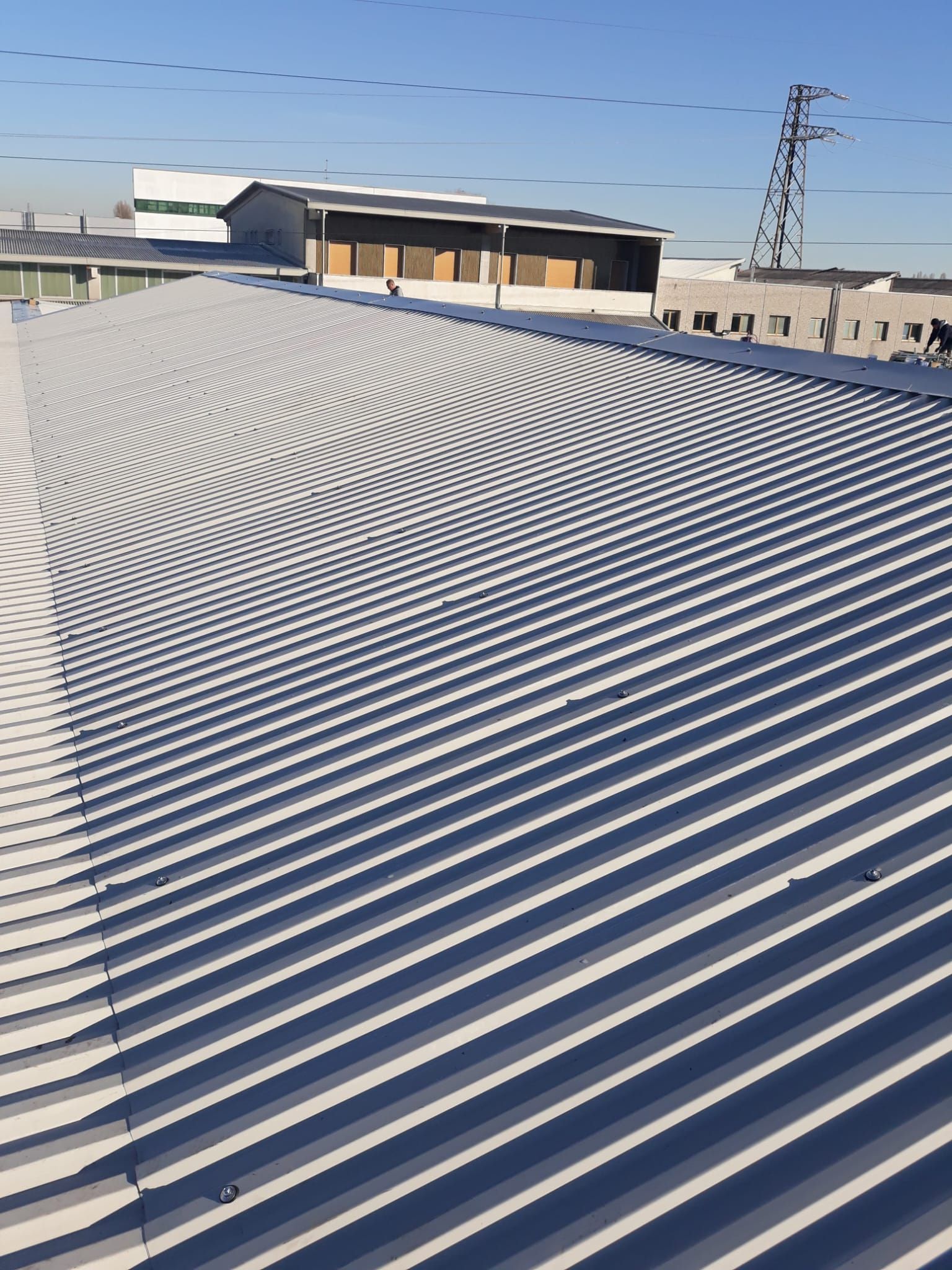 Un tetto di un edificio con un cielo azzurro sullo sfondo