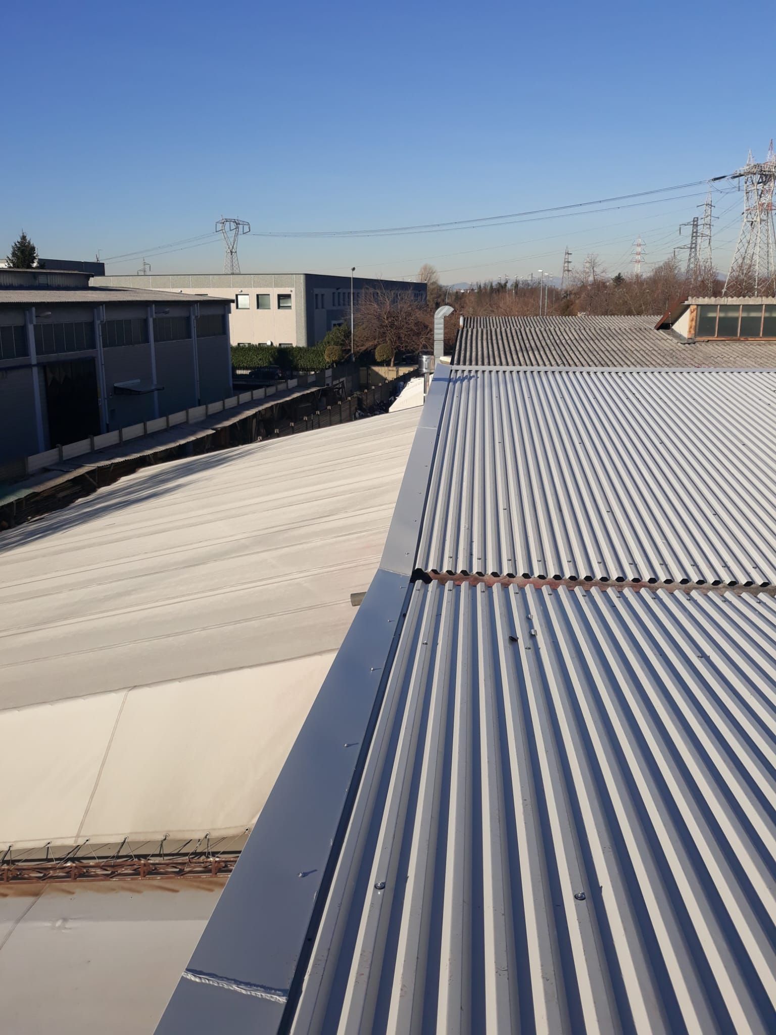 Un tetto di un edificio con un cielo azzurro sullo sfondo