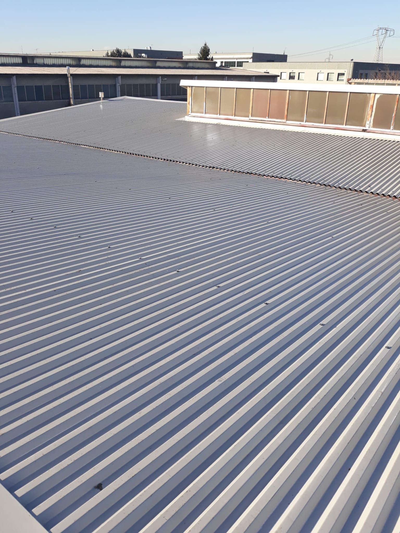 Un grande tetto di metallo con un edificio sullo sfondo