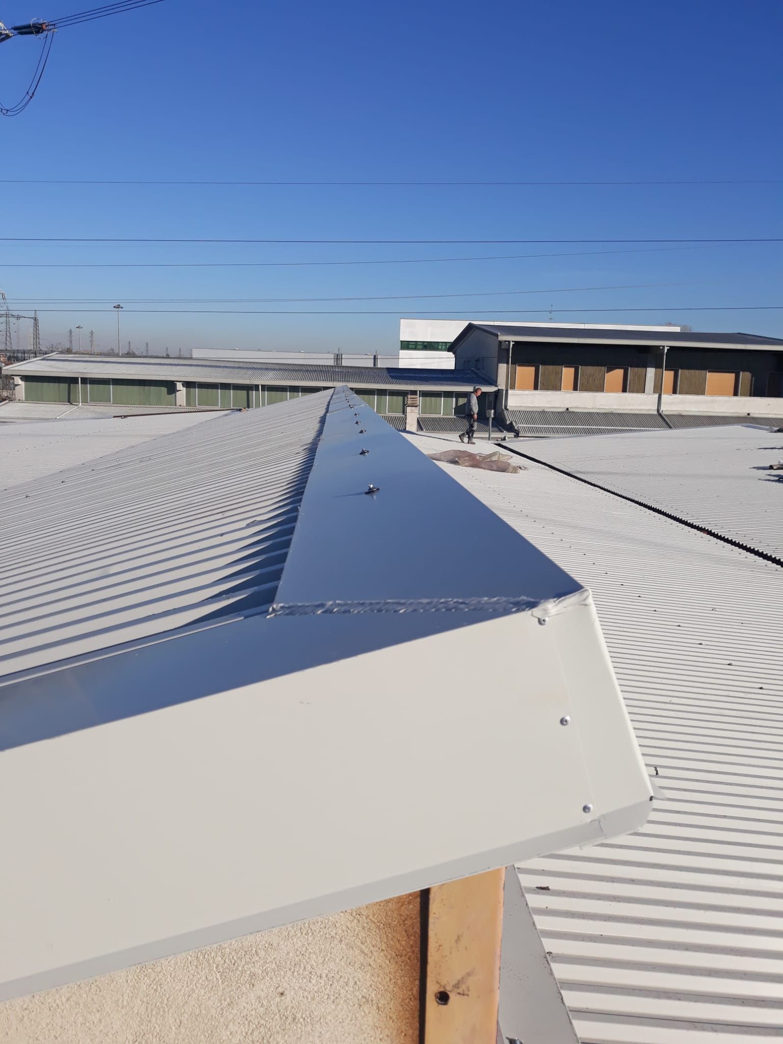 Un tetto bianco con una rifinitura in metallo