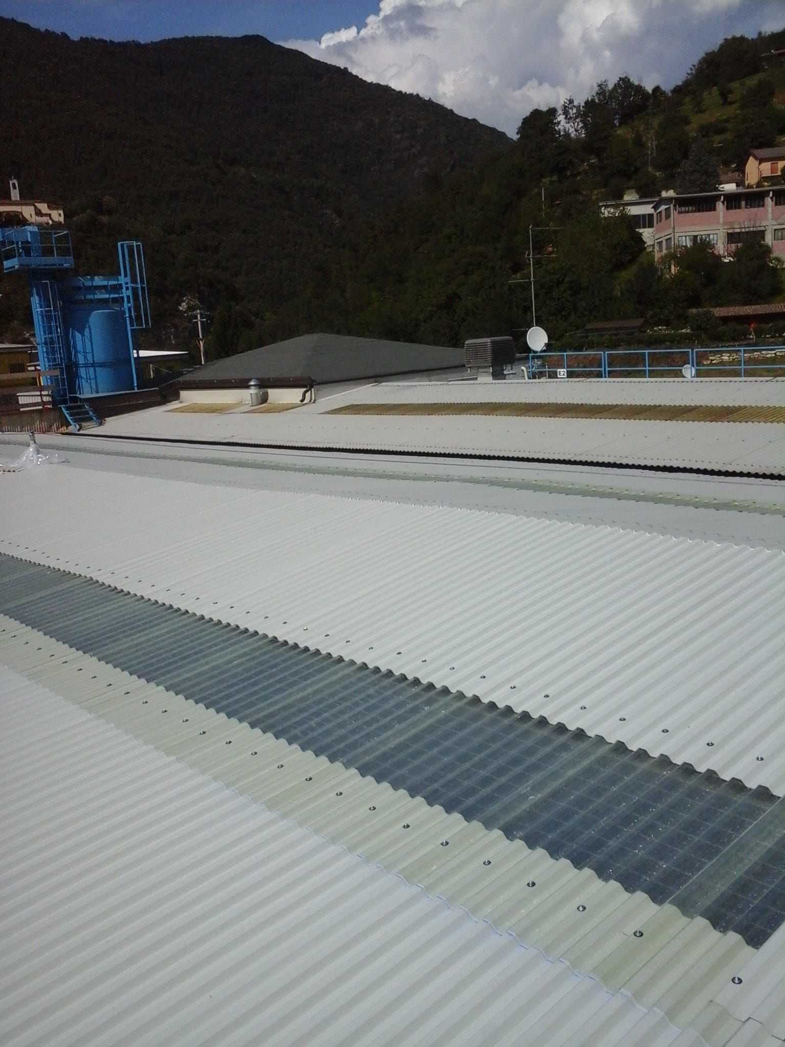 Un tetto in metallo ondulato bianco con montagne sullo sfondo