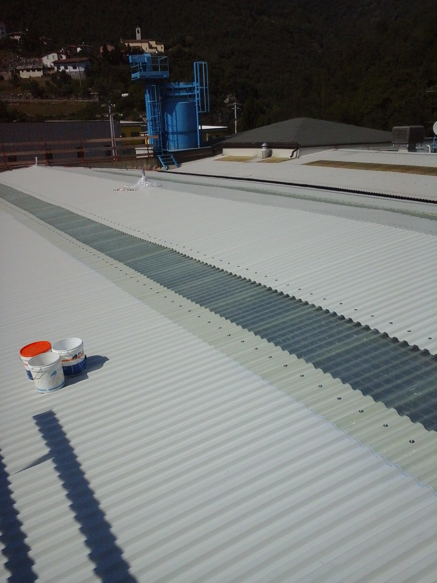 Un tetto bianco con una torre blu sullo sfondo