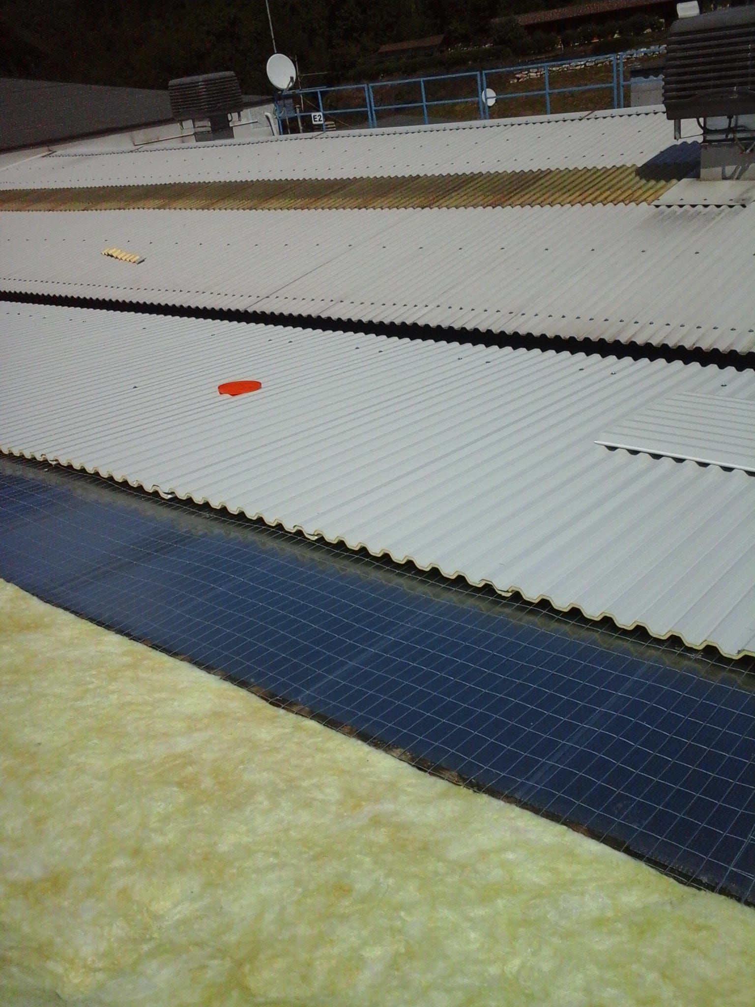 Un tetto bianco con una striscia blu