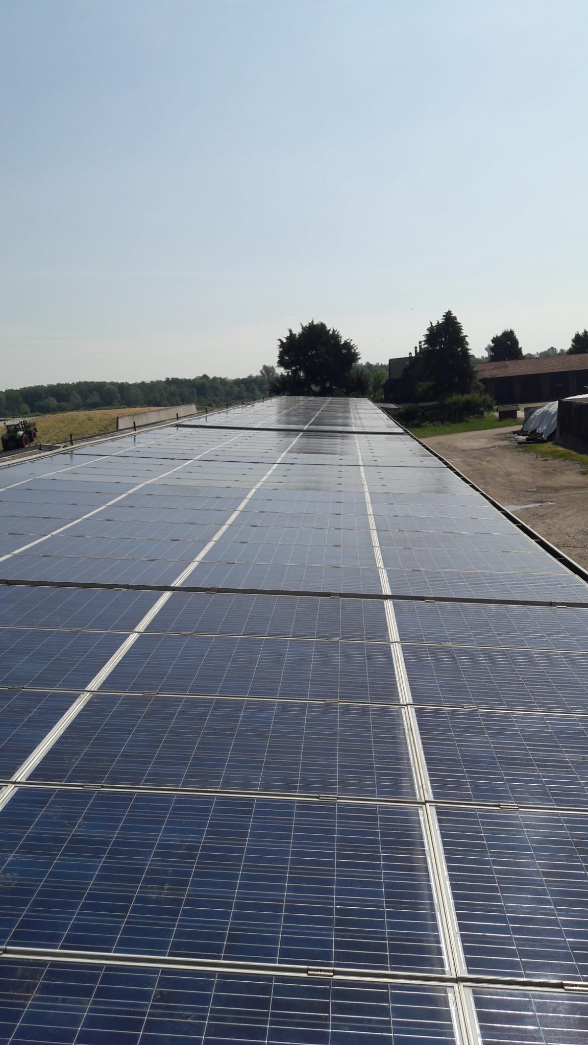 Una fila di pannelli solari sono allineati in un campo