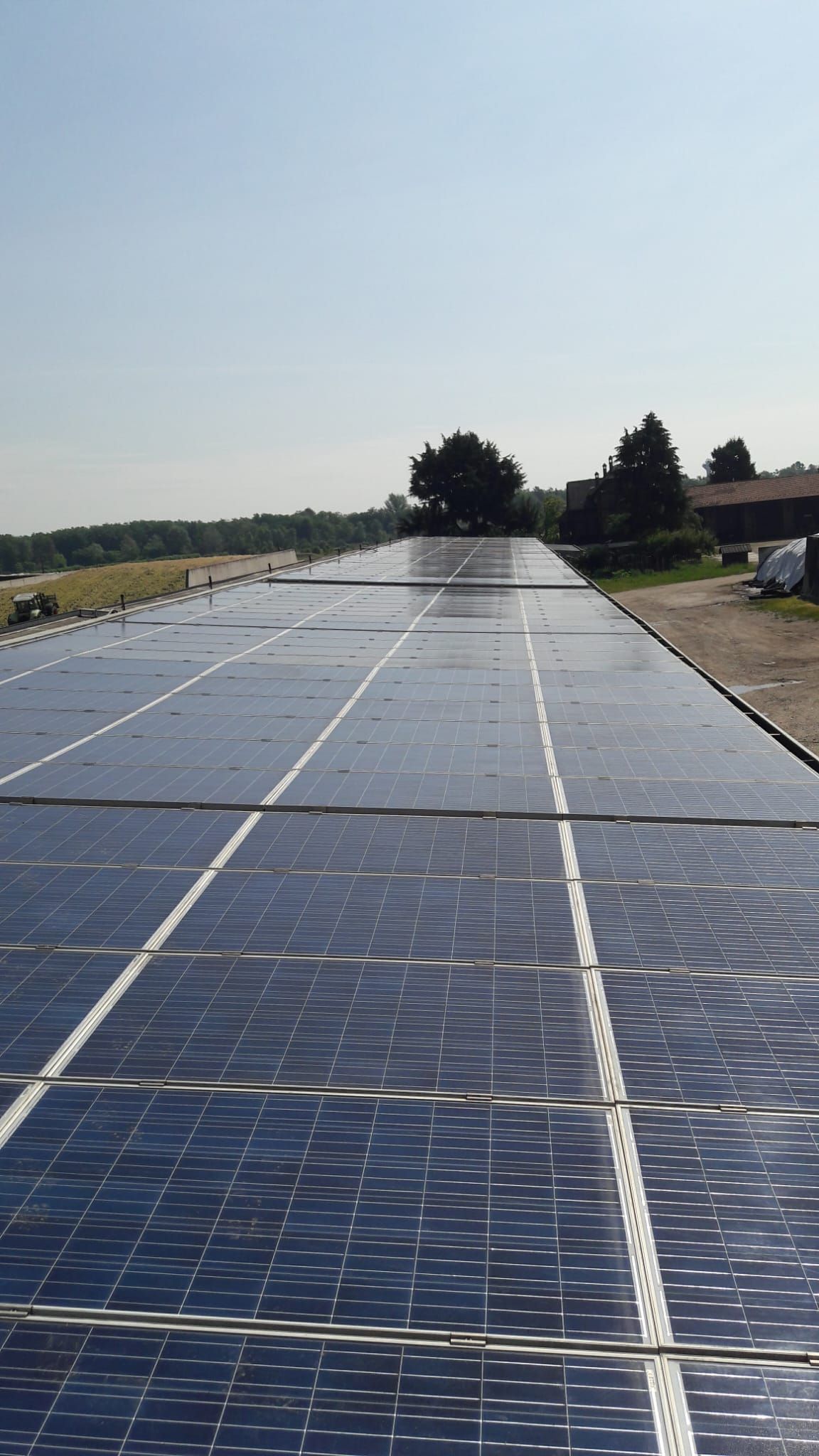 Una fila di pannelli solari sono allineati in un campo