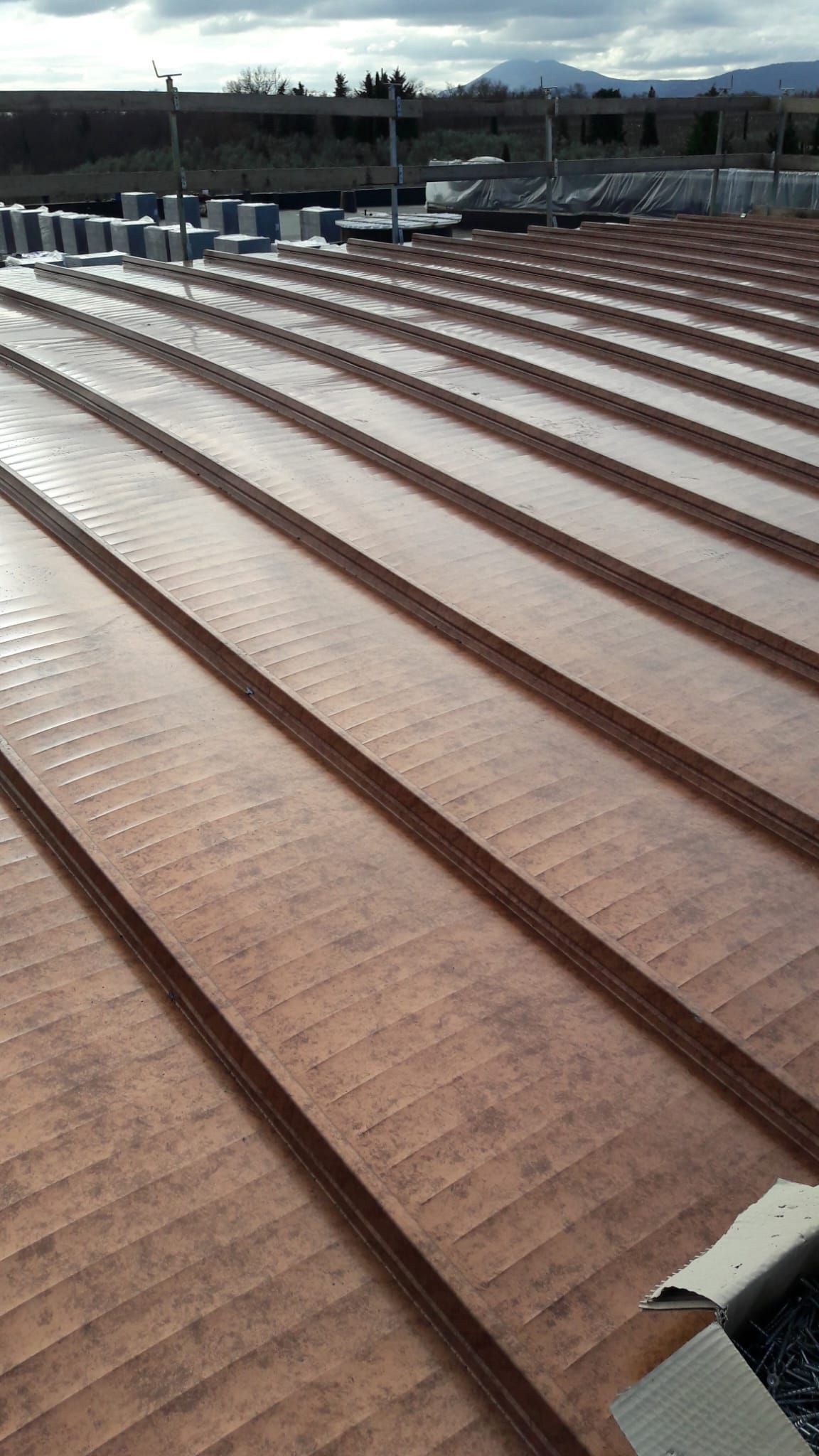 Un primo piano di un tetto in legno con molte linee.