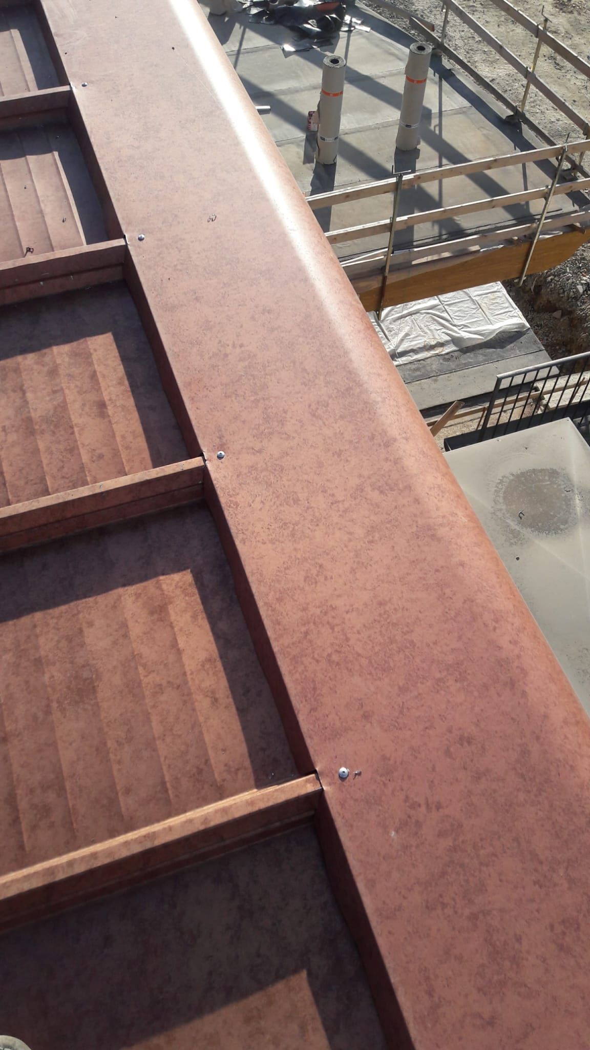 Un primo piano di una ringhiera di legno di un edificio