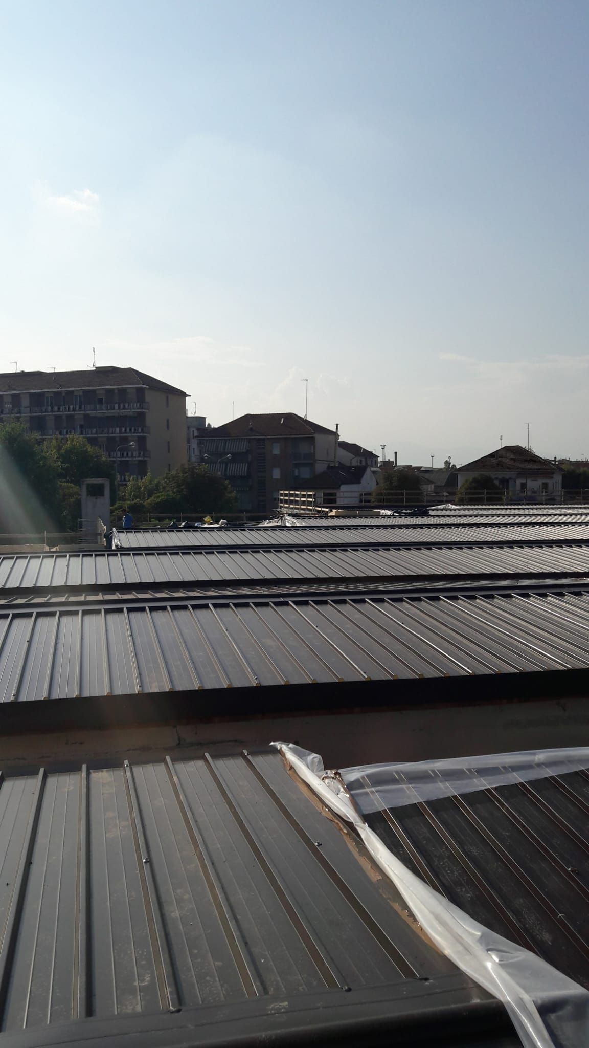 Un tetto con molti pannelli solari