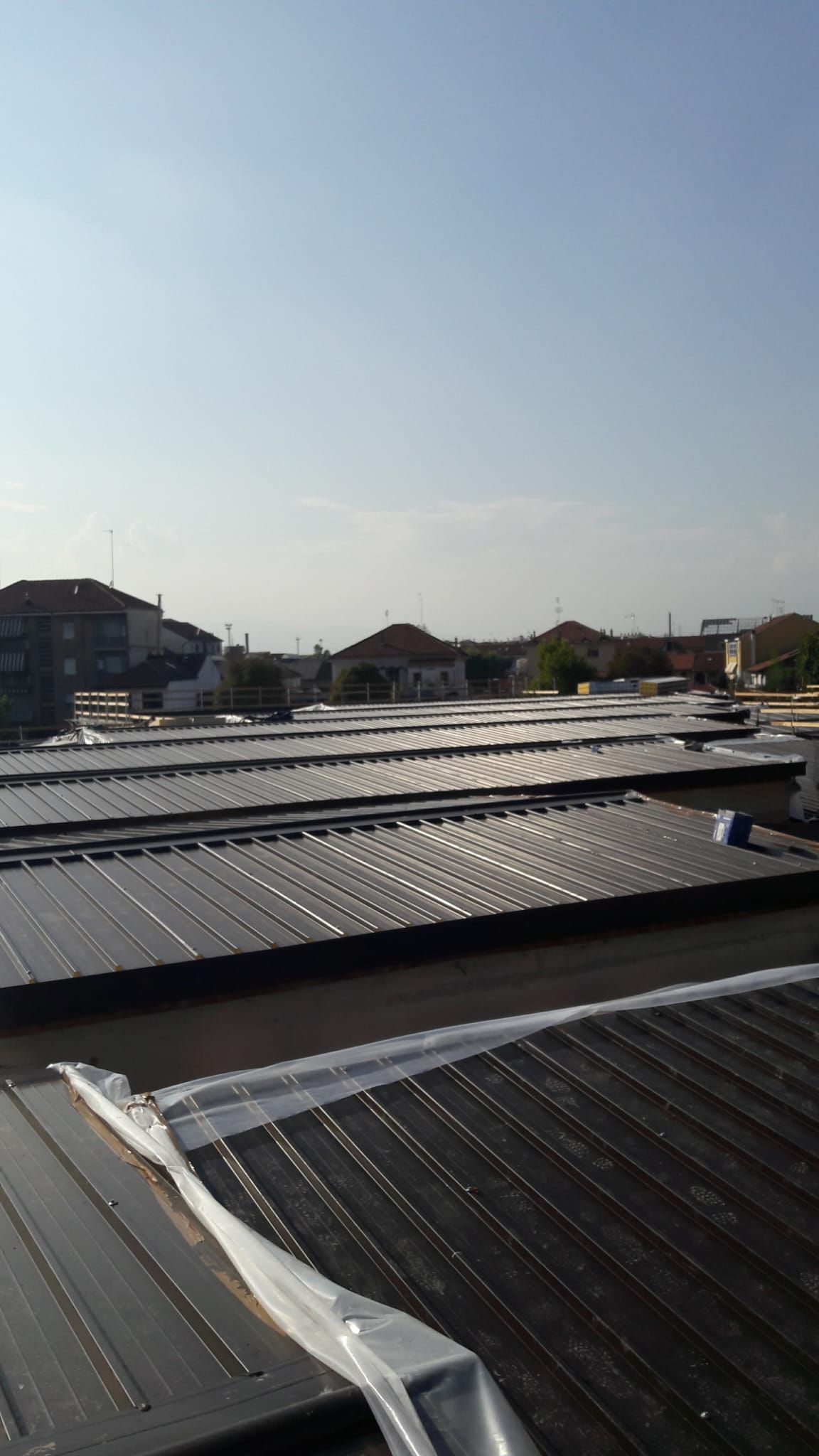 Un tetto di un edificio con un cielo azzurro sullo sfondo.