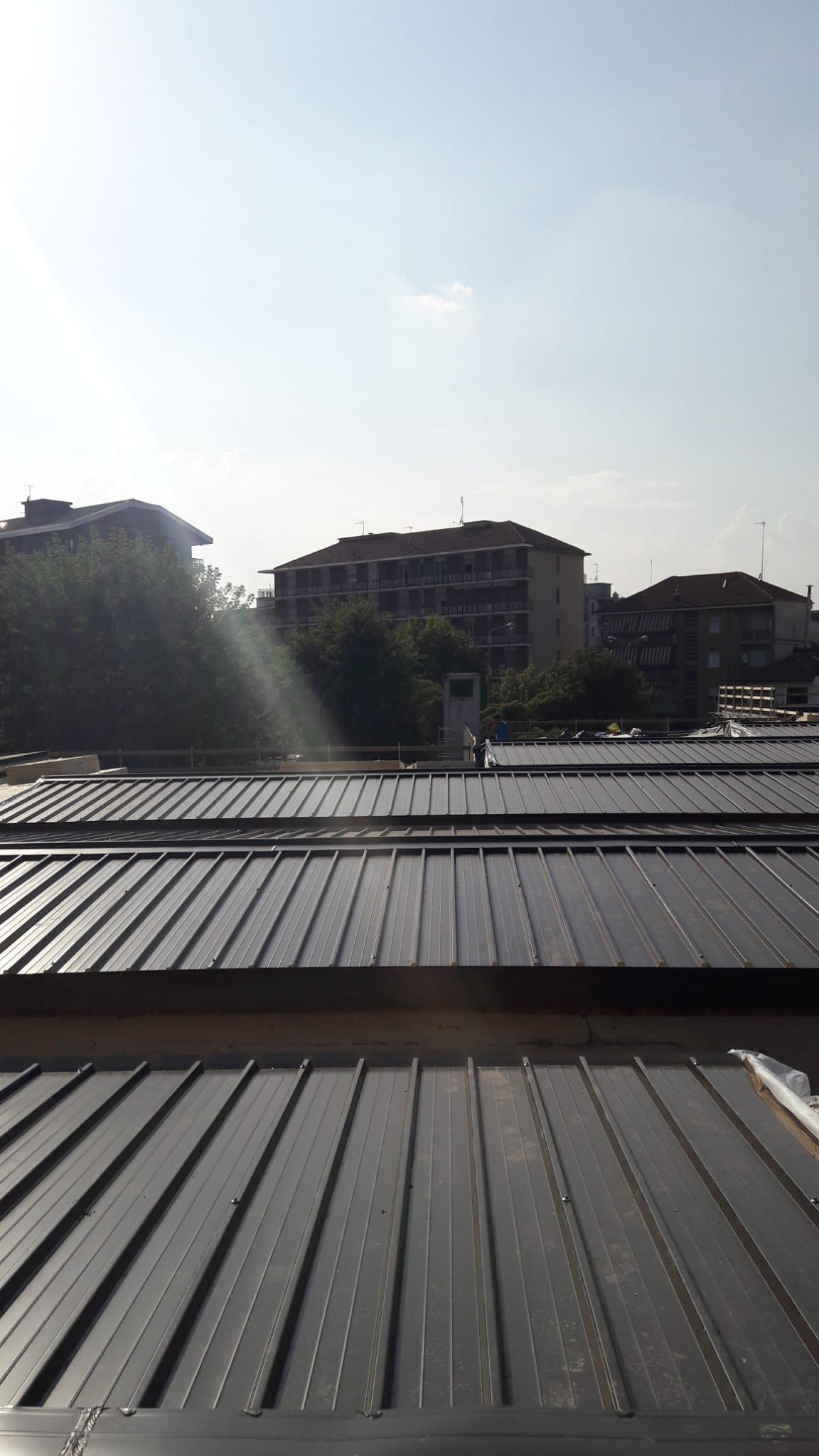 Il sole splende attraverso il tetto di un edificio