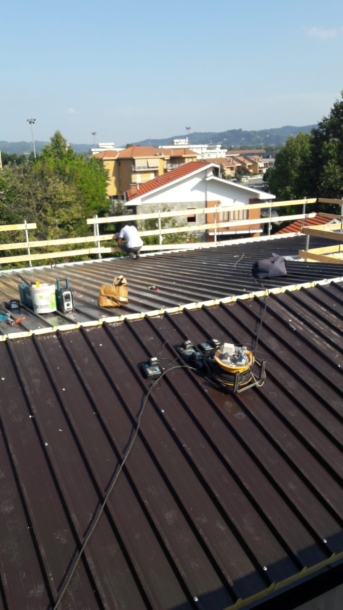 Un tetto con un aspirapolvere sopra