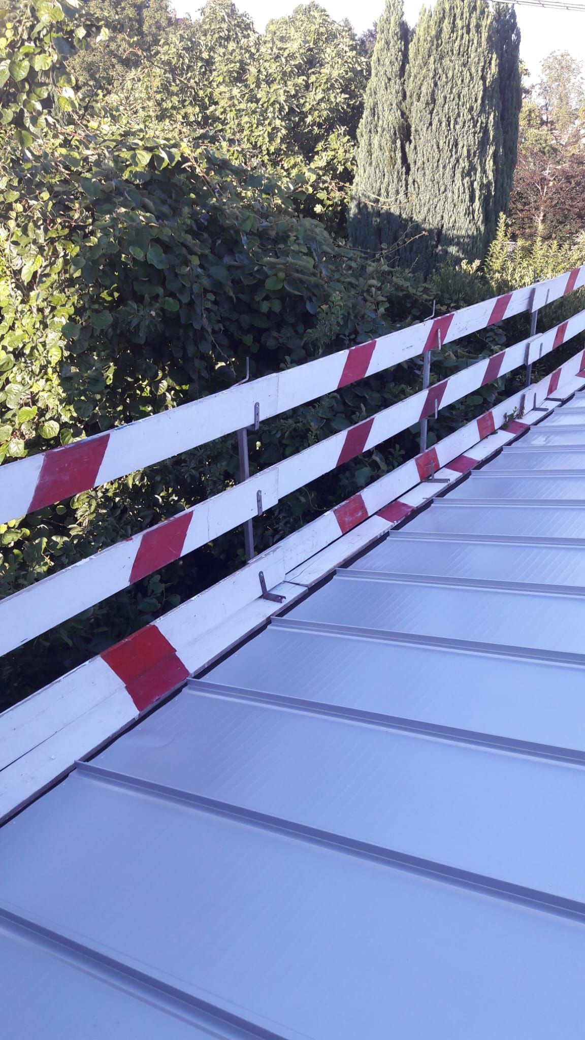 Un tetto con una barriera rossa e bianca.