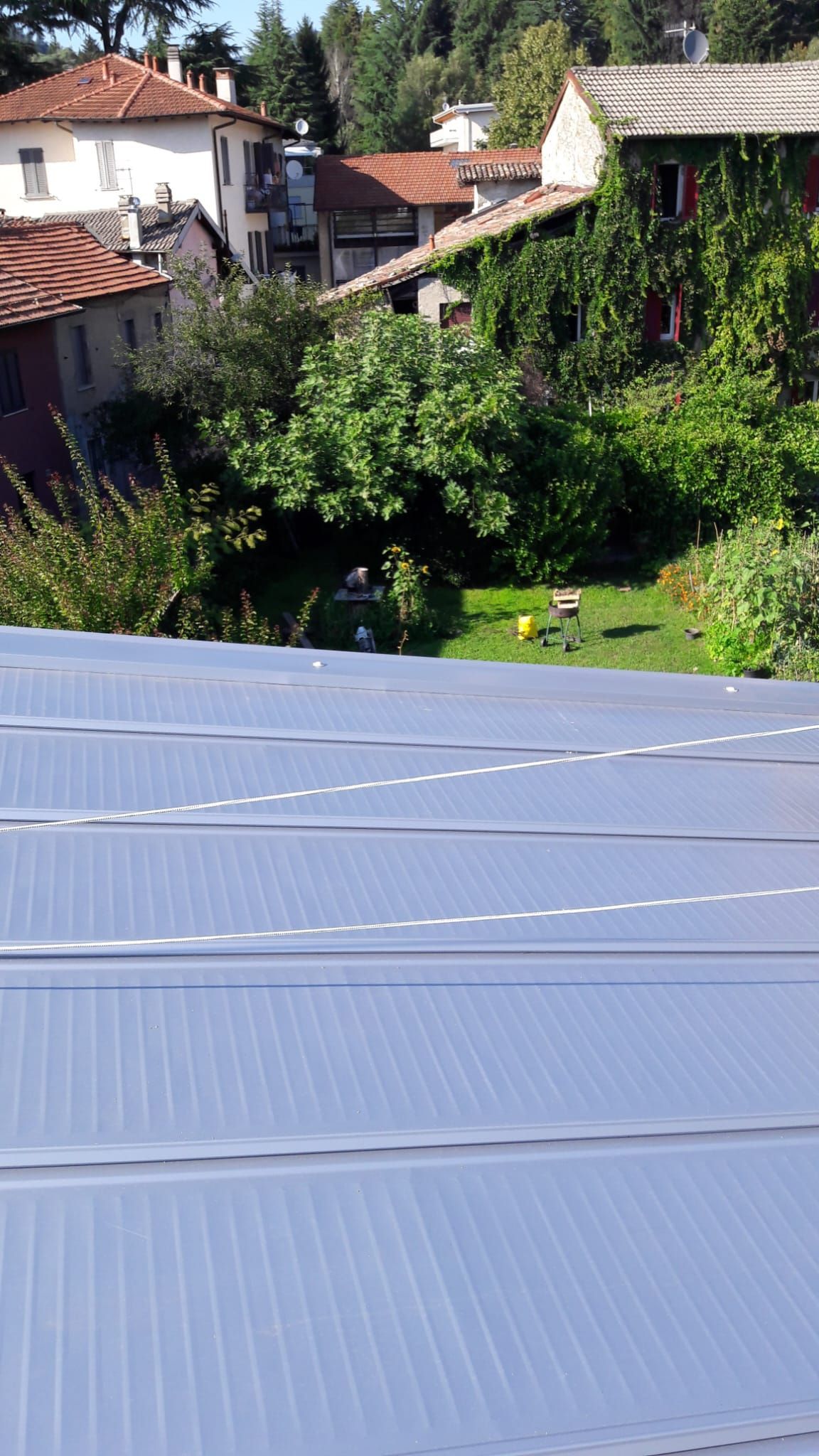 Una fila di pannelli solari sul tetto di una casa.