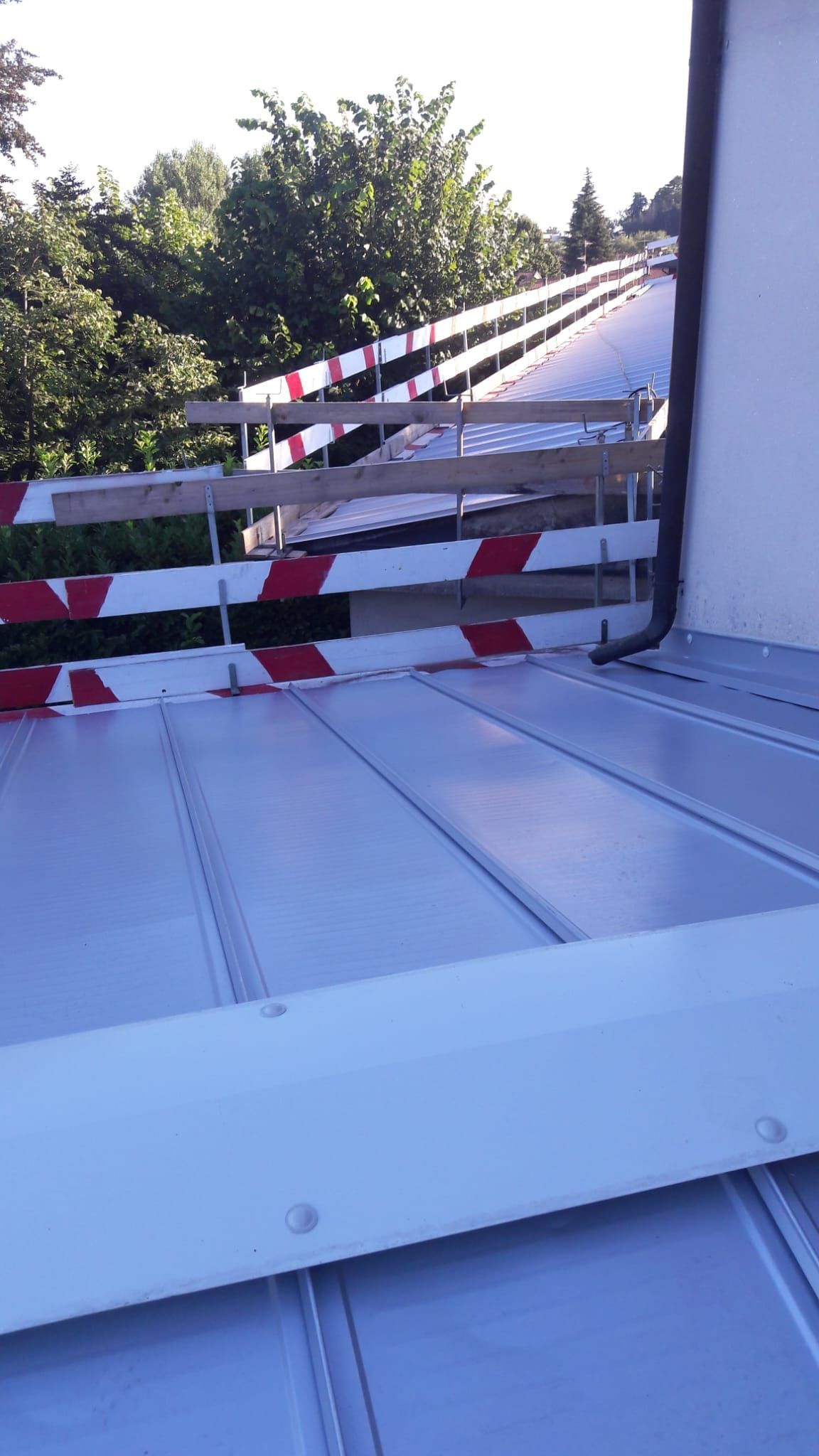 Un tetto con una barricata rossa e bianca