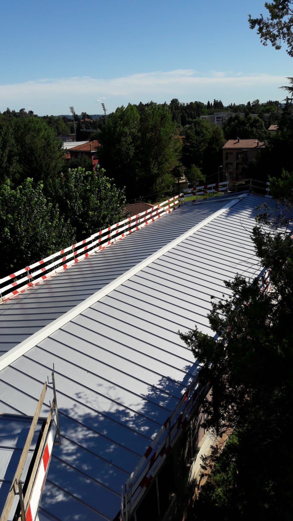 Una vista aerea di un ponte in costruzione con alberi sullo sfondo