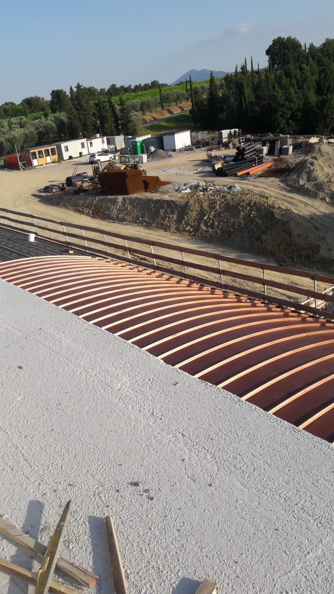 Un cantiere con un binario ferroviario sullo sfondo