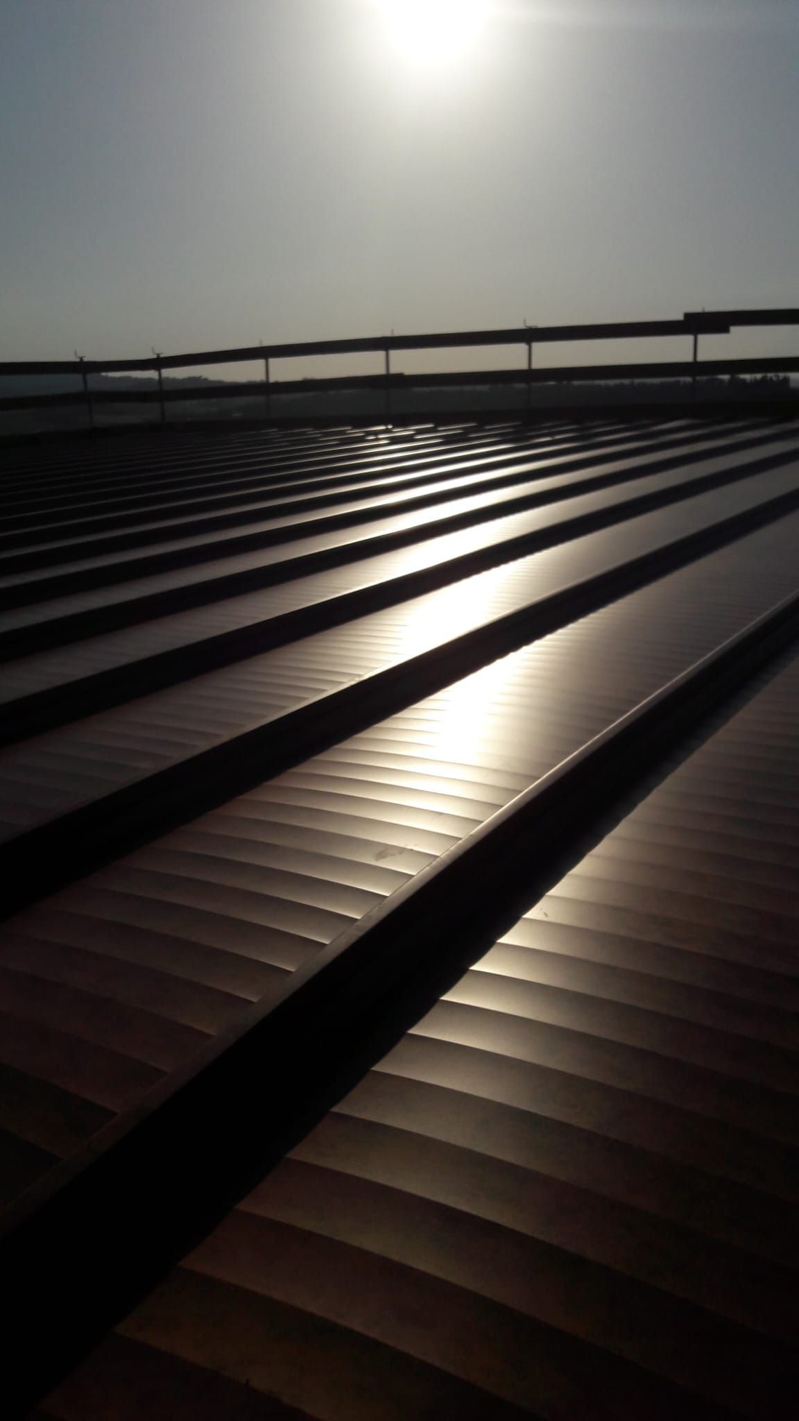 Il sole splende sul tetto di un edificio