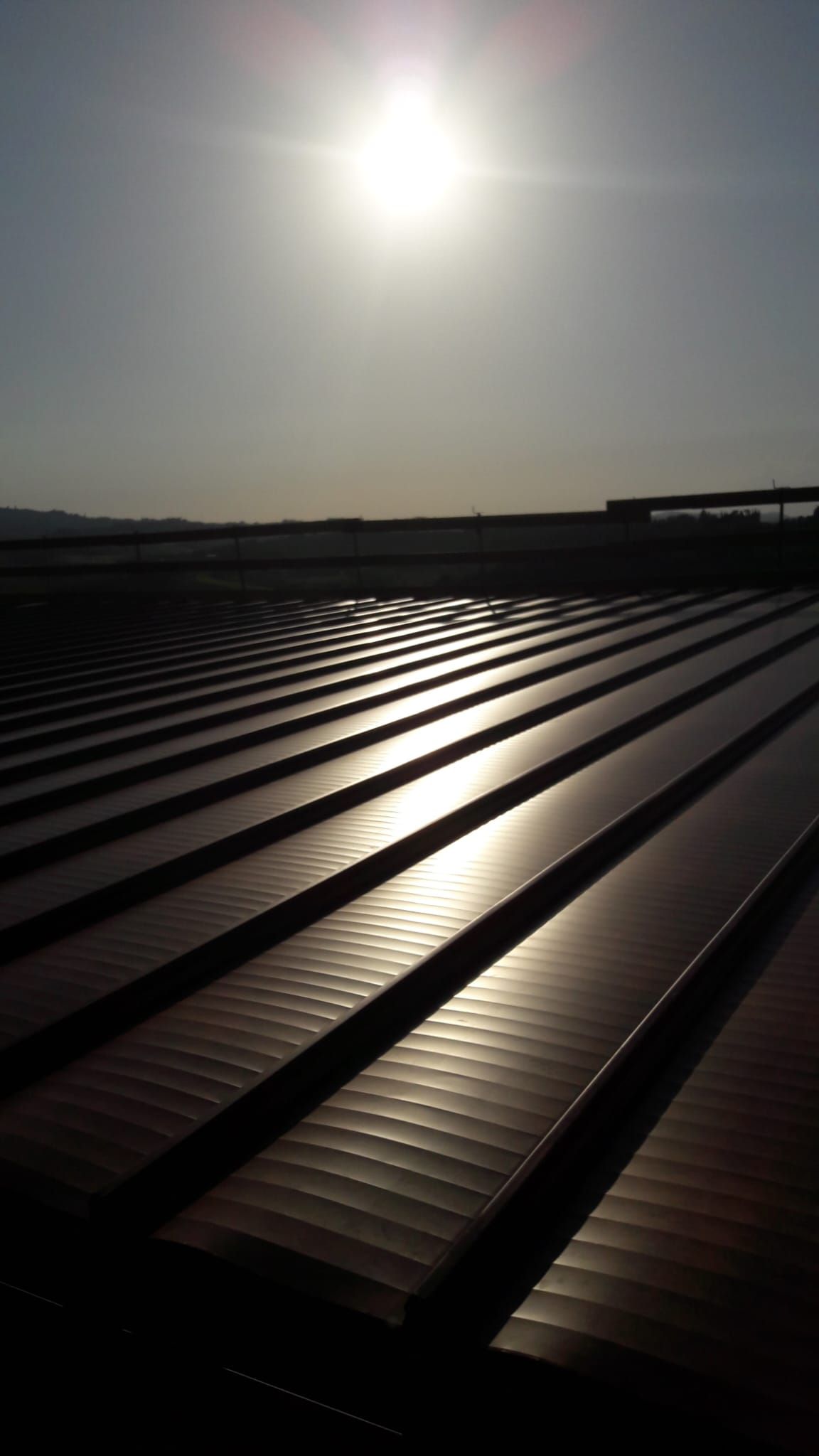 Il sole splende attraverso il tetto di un edificio