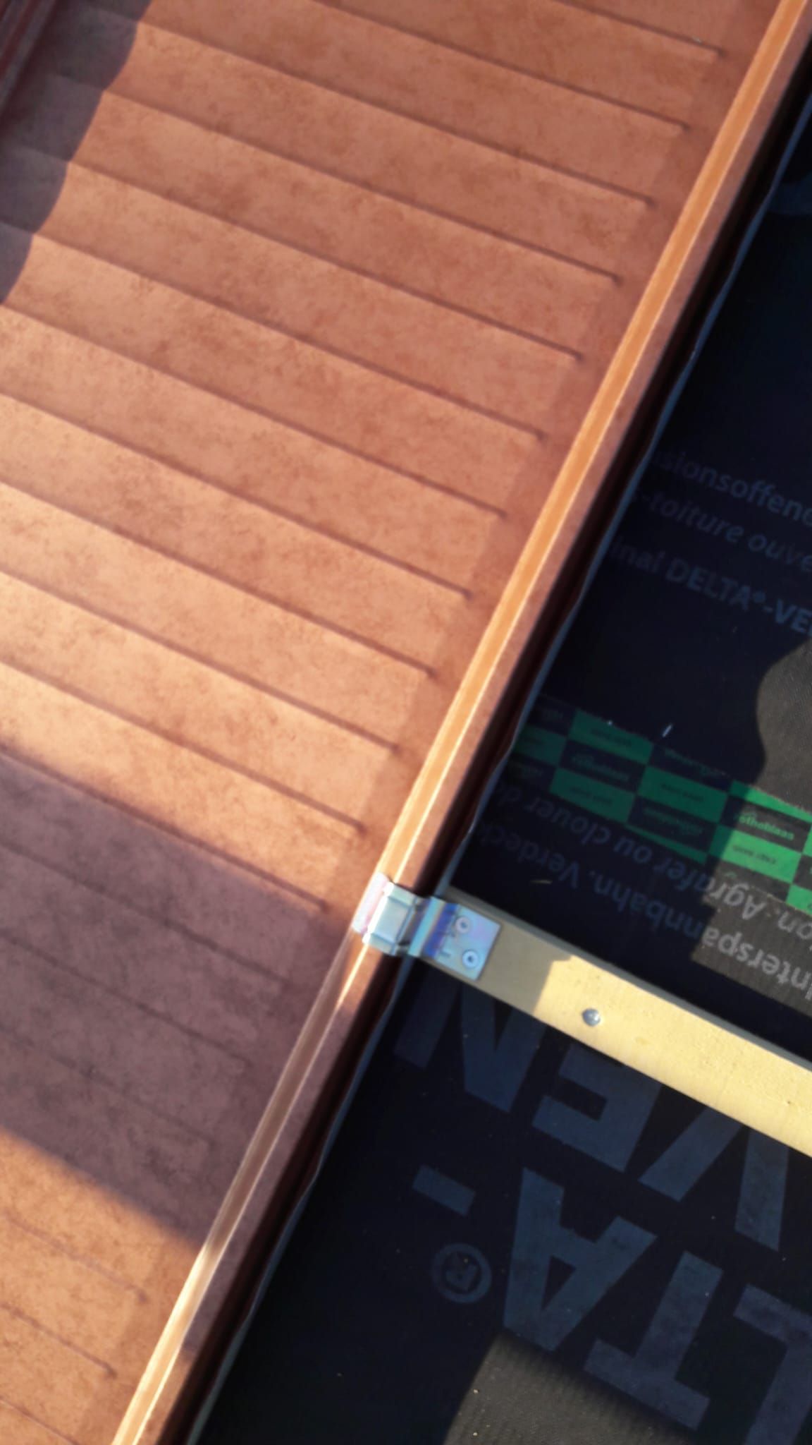 Un primo piano di un telefono cellulare con un adesivo sopra