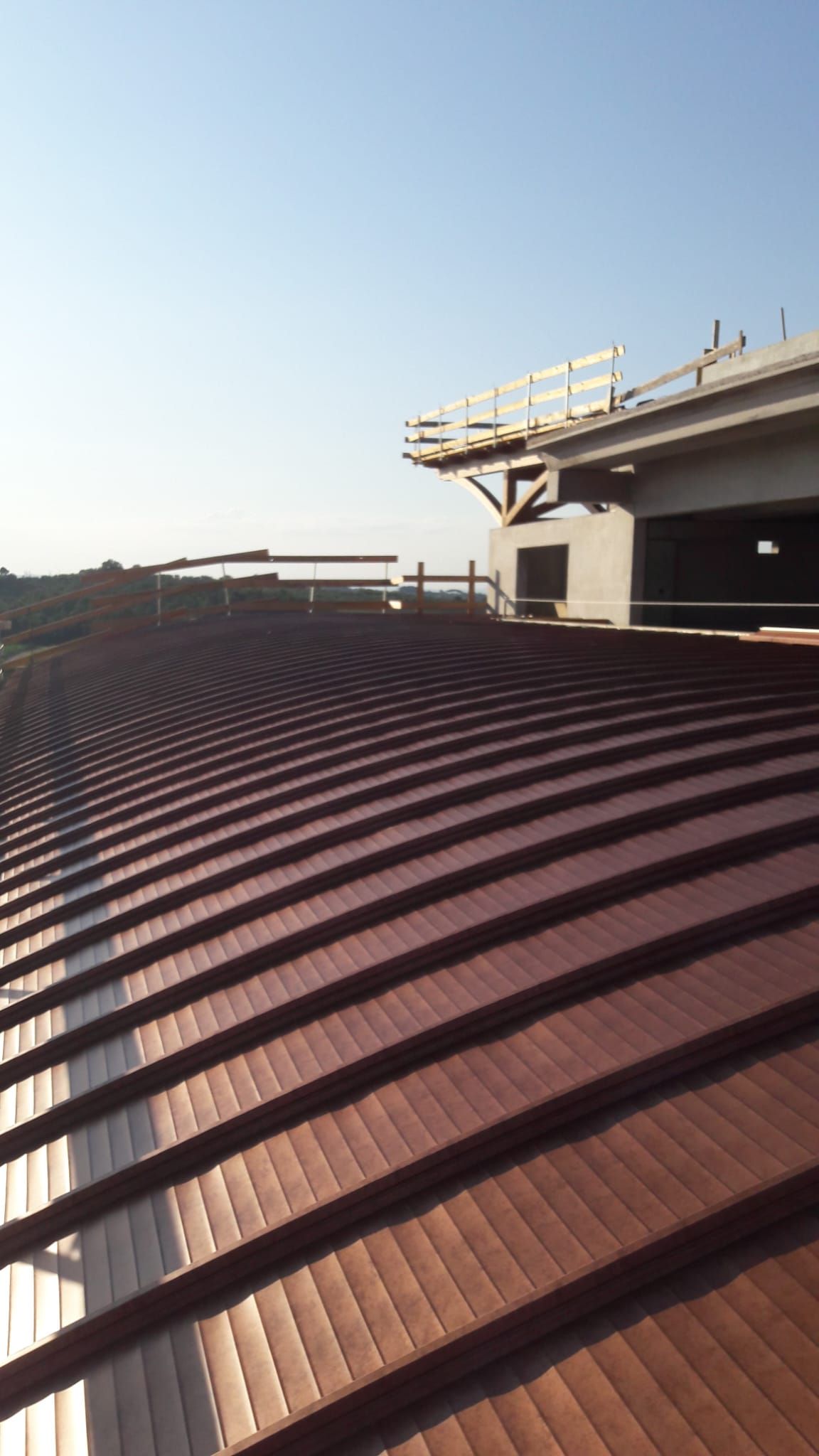 Un primo piano di un tetto con un cielo blu sullo sfondo