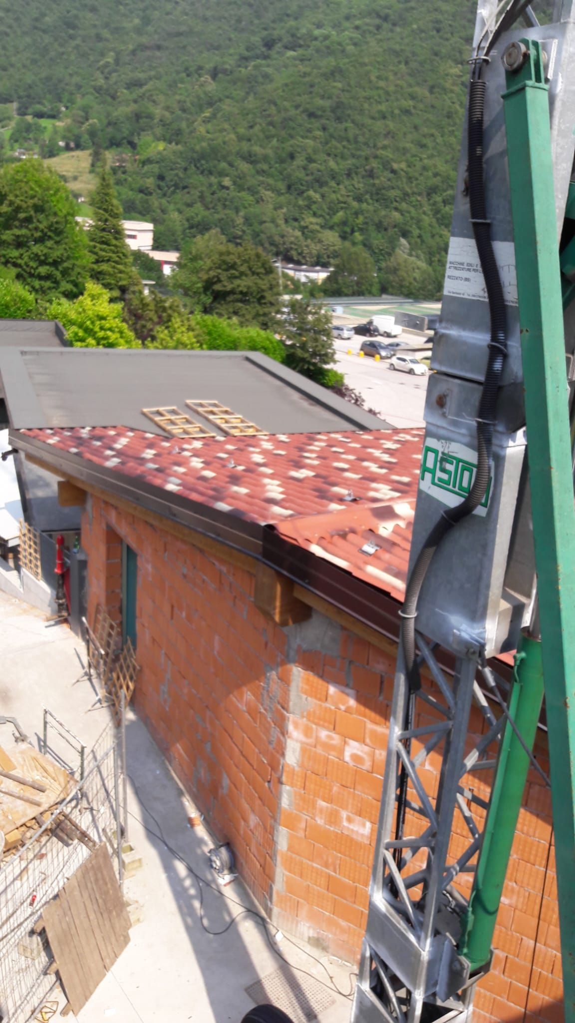 Una scala è fissata al lato di un edificio.