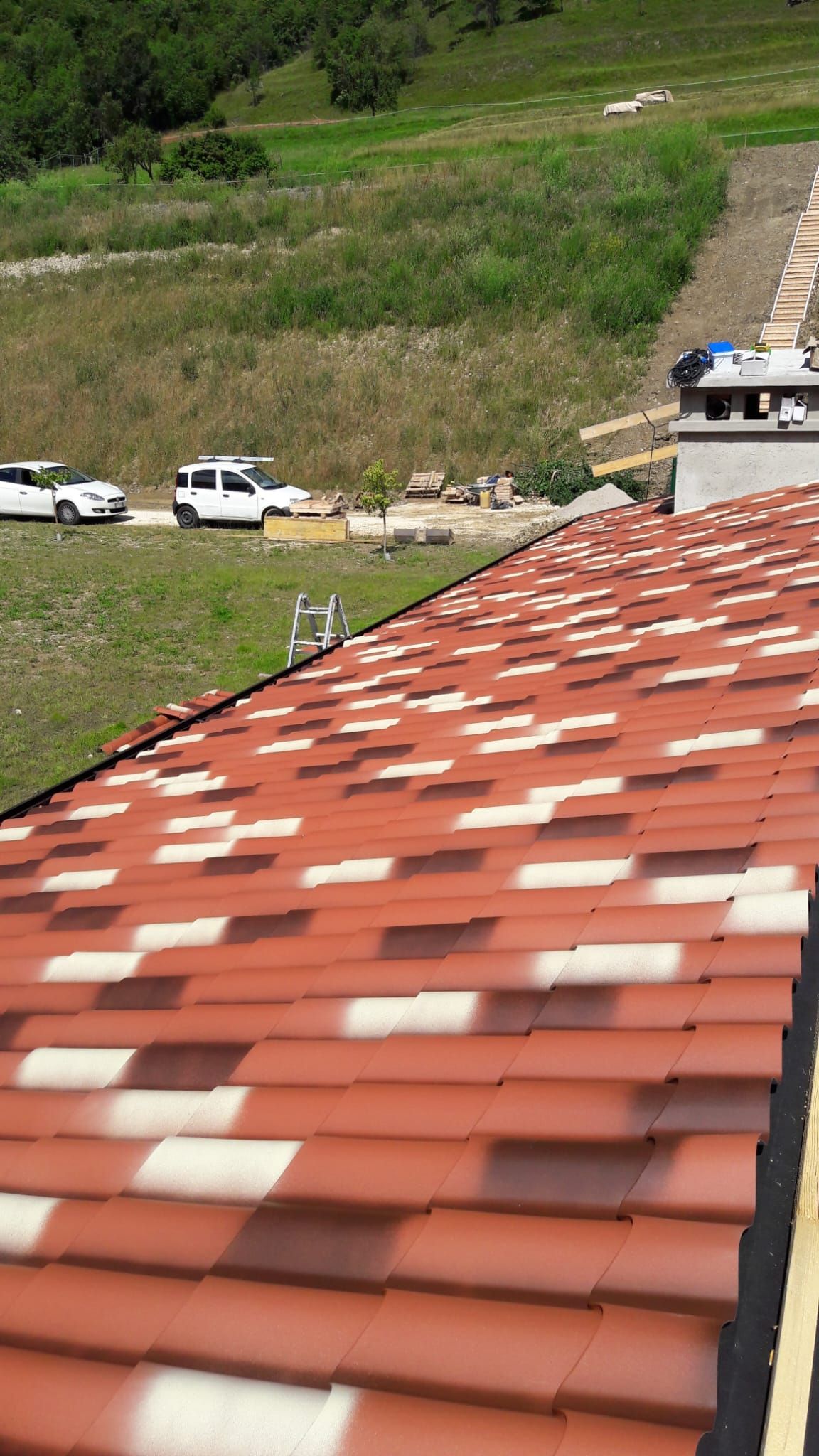 Un tetto di tegole rosse e bianche con molte tegole.