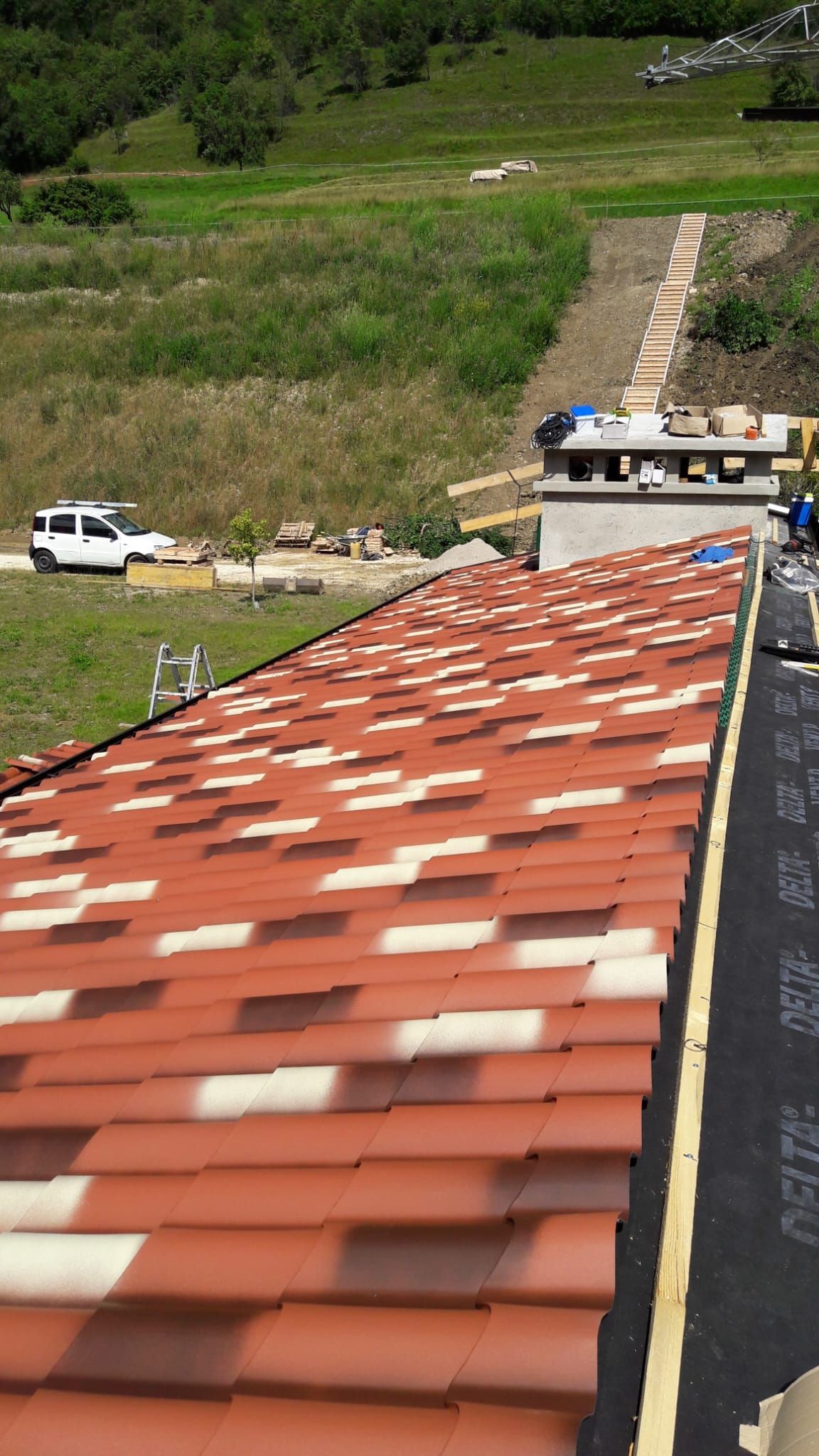 Si sta costruendo un tetto con un sacco di tegole.
