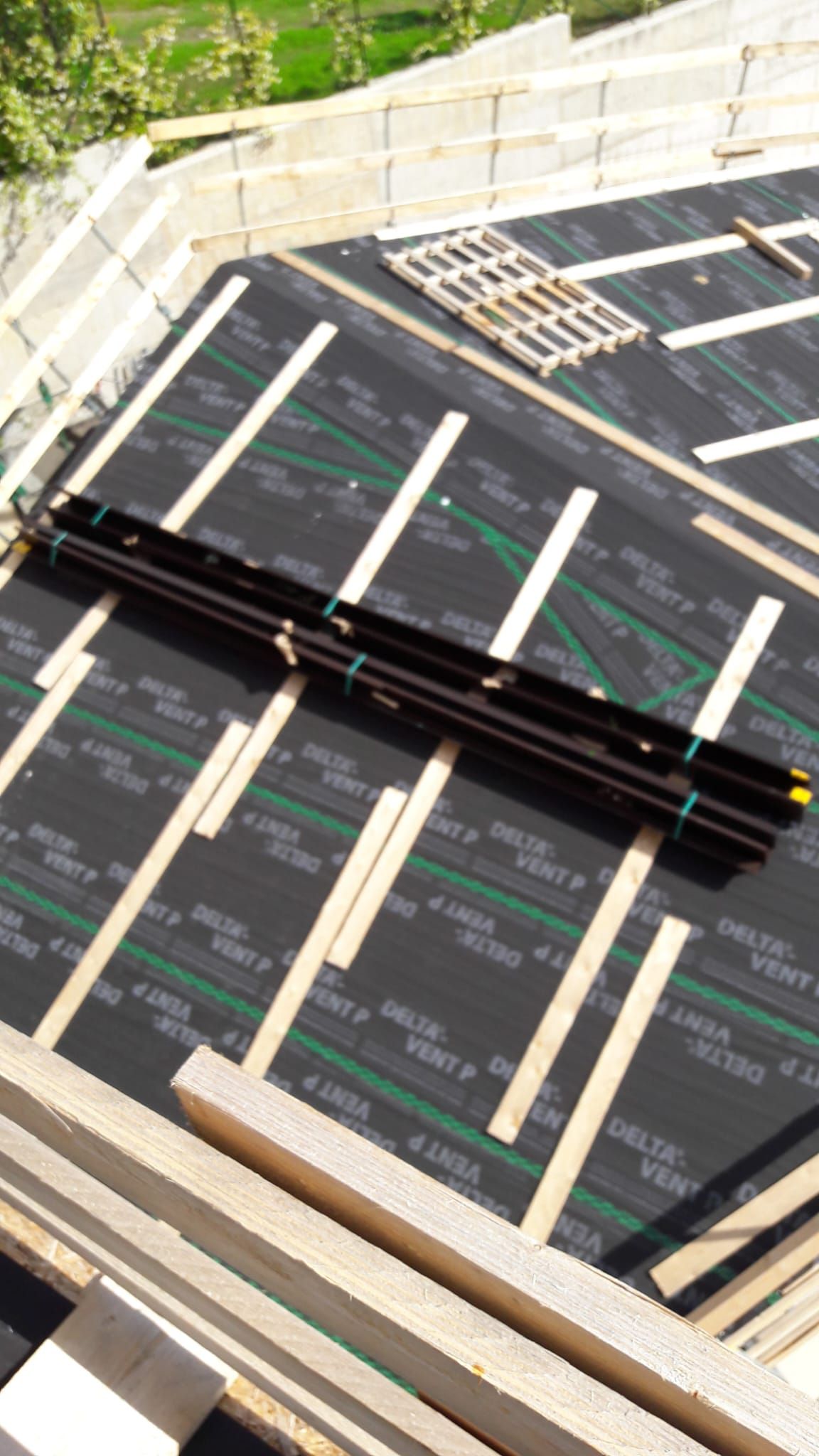 Una vista aerea di un tetto in costruzione con travi di legno.