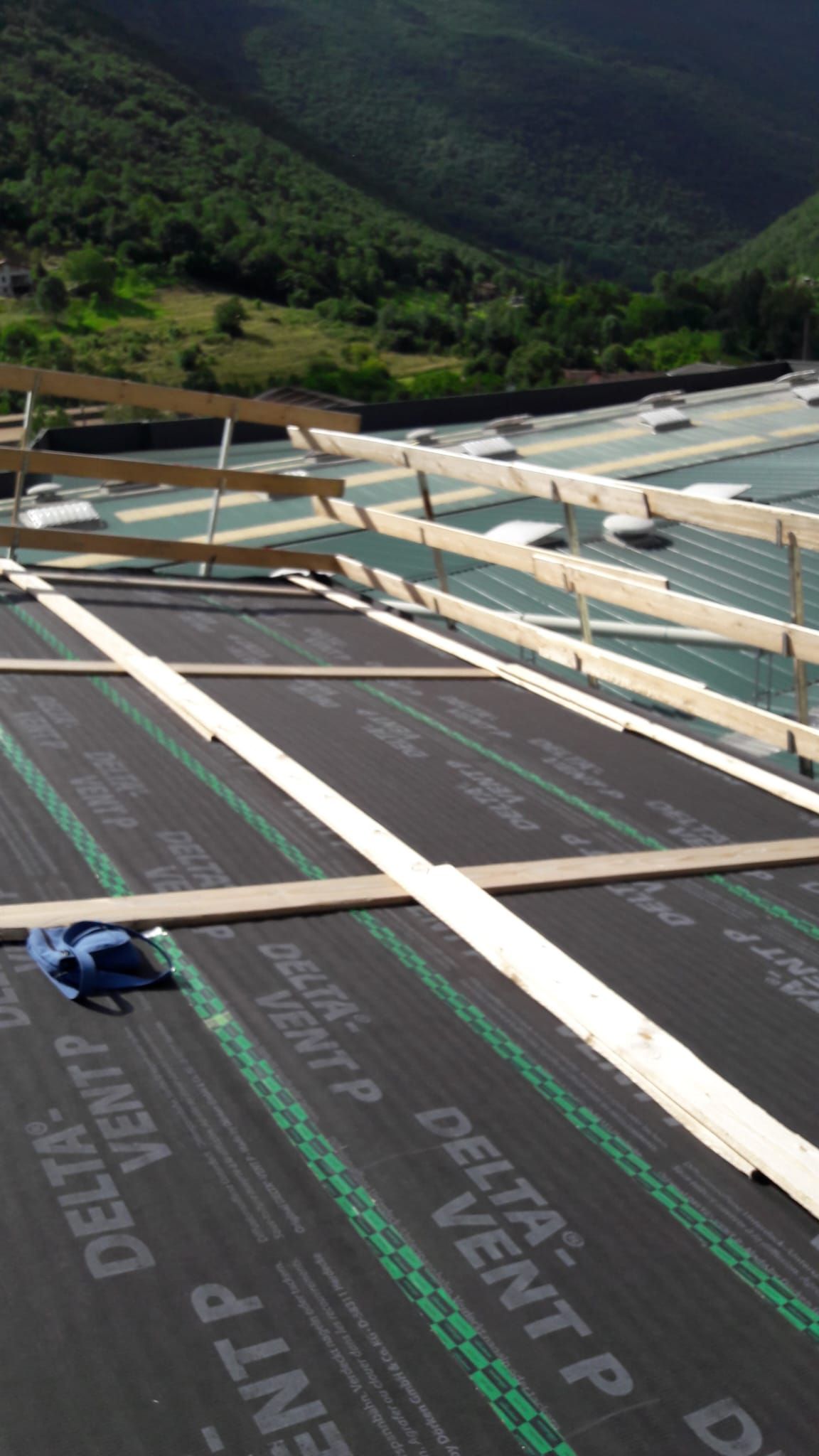 Si sta costruendo un tetto con un materiale di copertura a delta vent