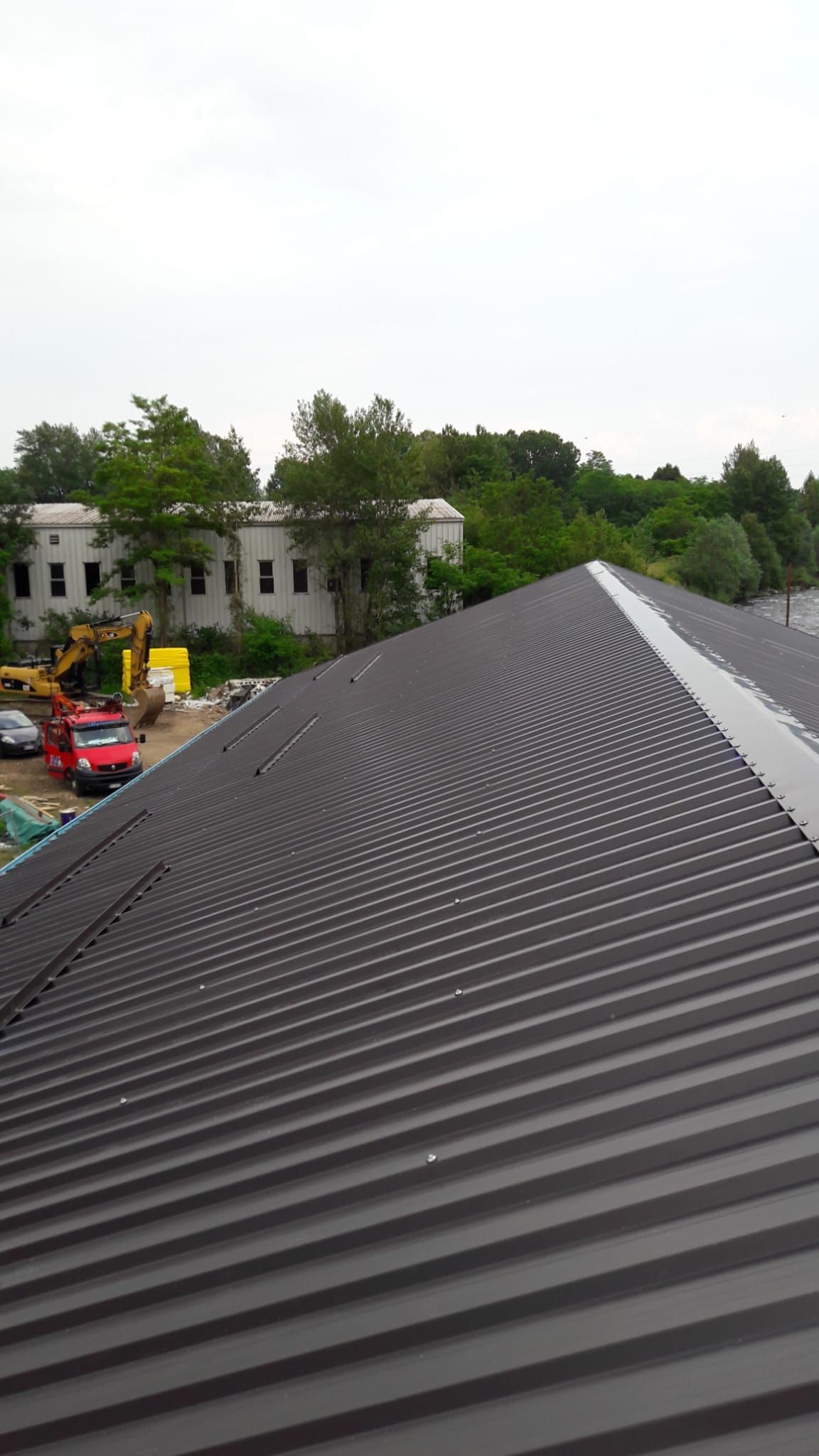 Una vista aerea del tetto di un edificio in costruzione.