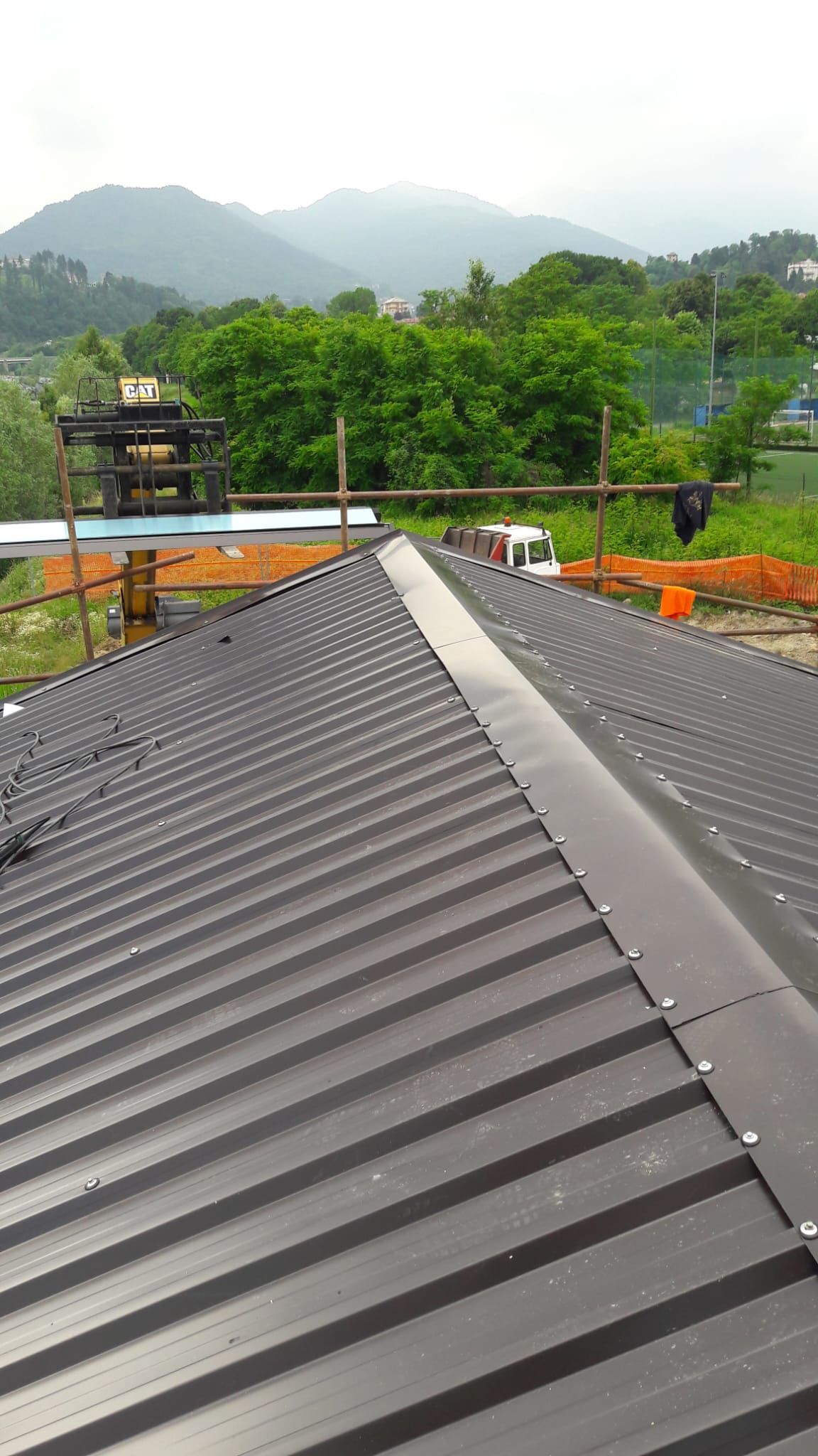 Un primo piano di un tetto con le montagne sullo sfondo.
