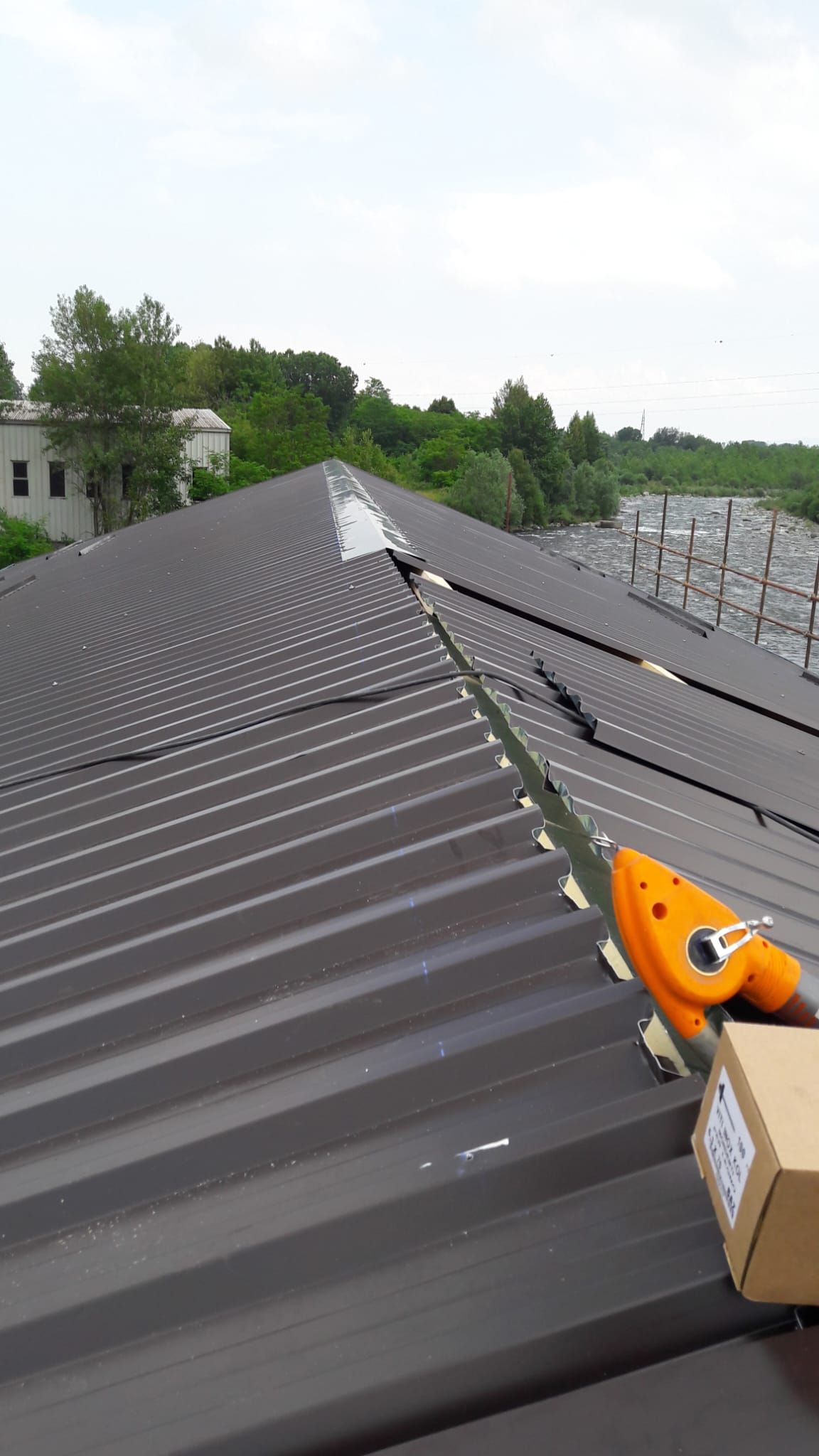 Una scatola è appoggiata sul tetto di un edificio.