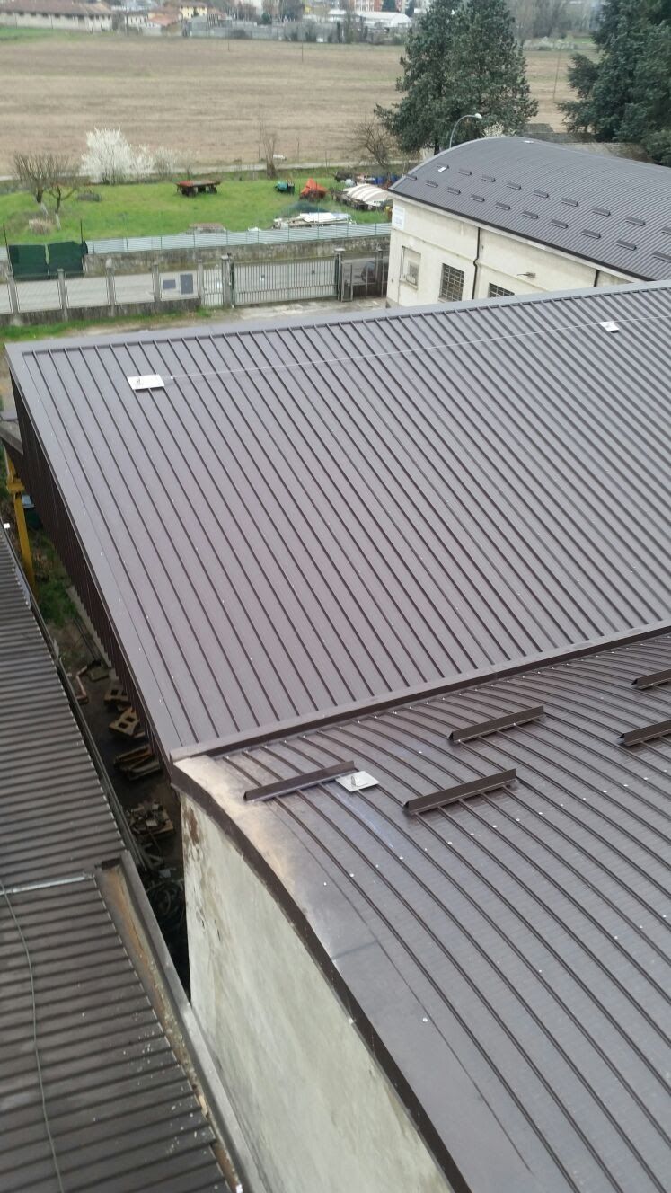 Una vista aerea del tetto in metallo marrone di un edificio.