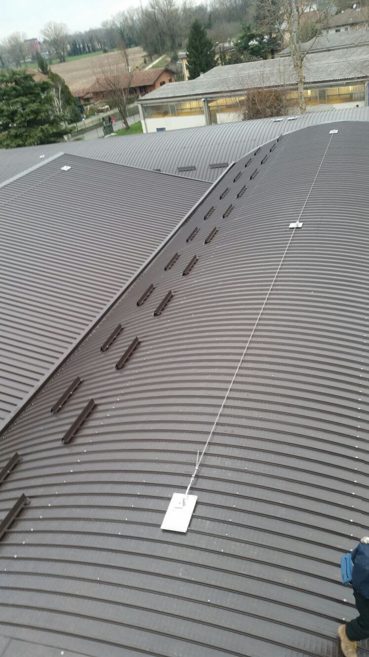 Una persona è in piedi sul tetto di un edificio.