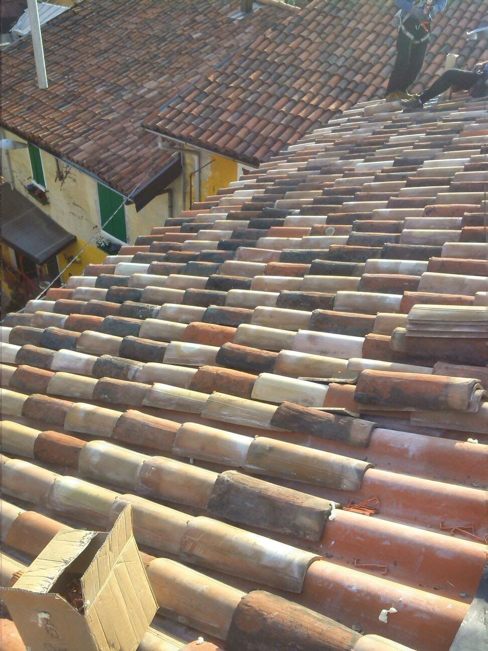 Un tetto con un sacco di tegole e una scatola di cartone sopra