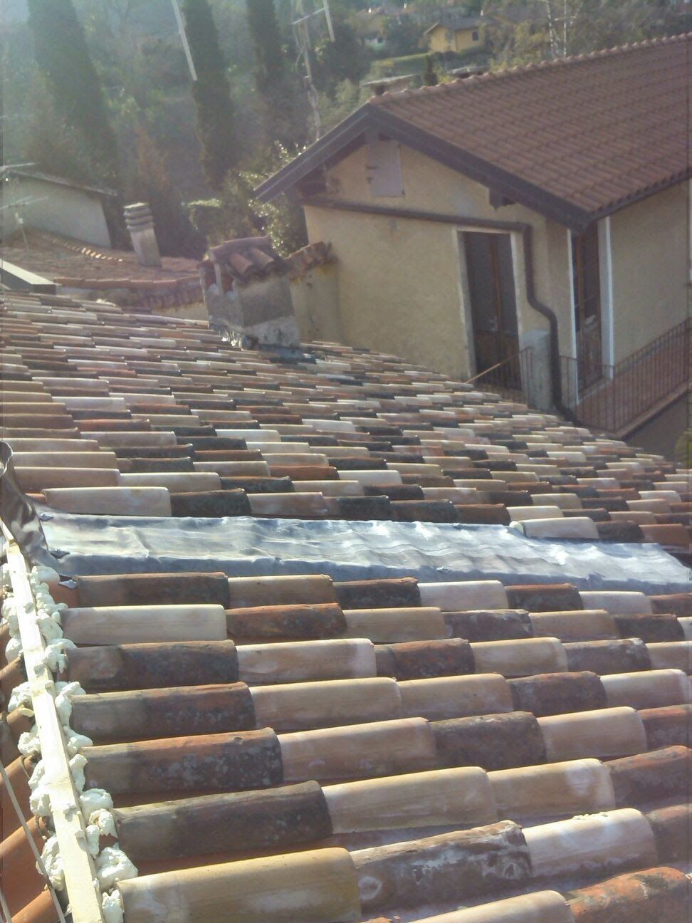 Un tetto con molte tegole