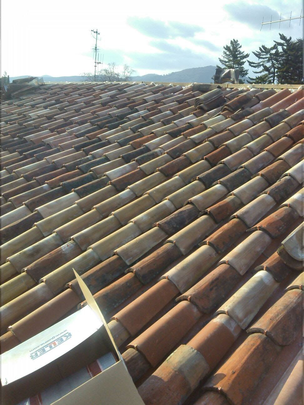 Un tetto con una scatola su cui è scritto 