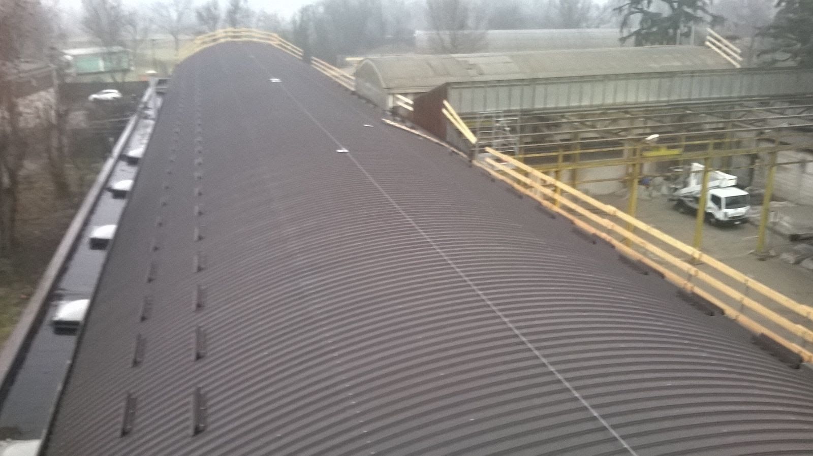 Un grande edificio con un tetto in costruzione.