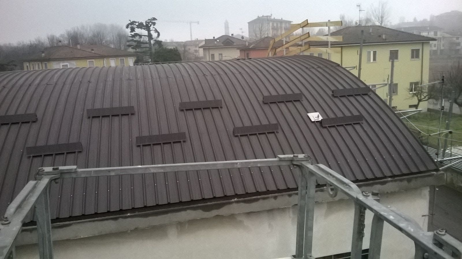 Si sta costruendo il tetto di un edificio con tetto in metallo.