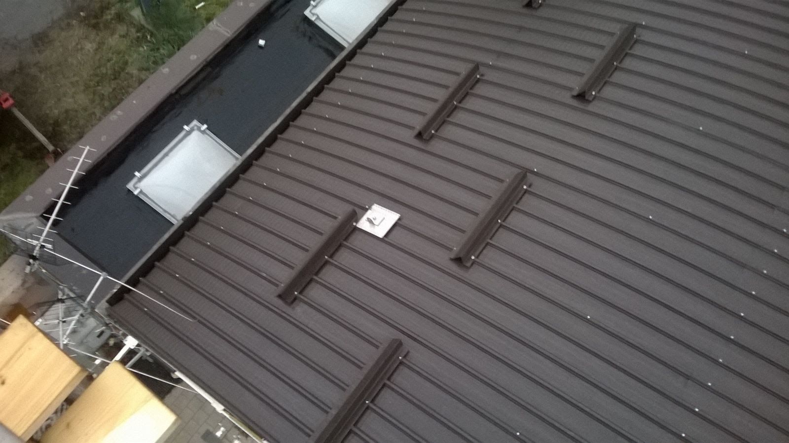 Una vista aerea di una casa con un tetto di metallo marrone.